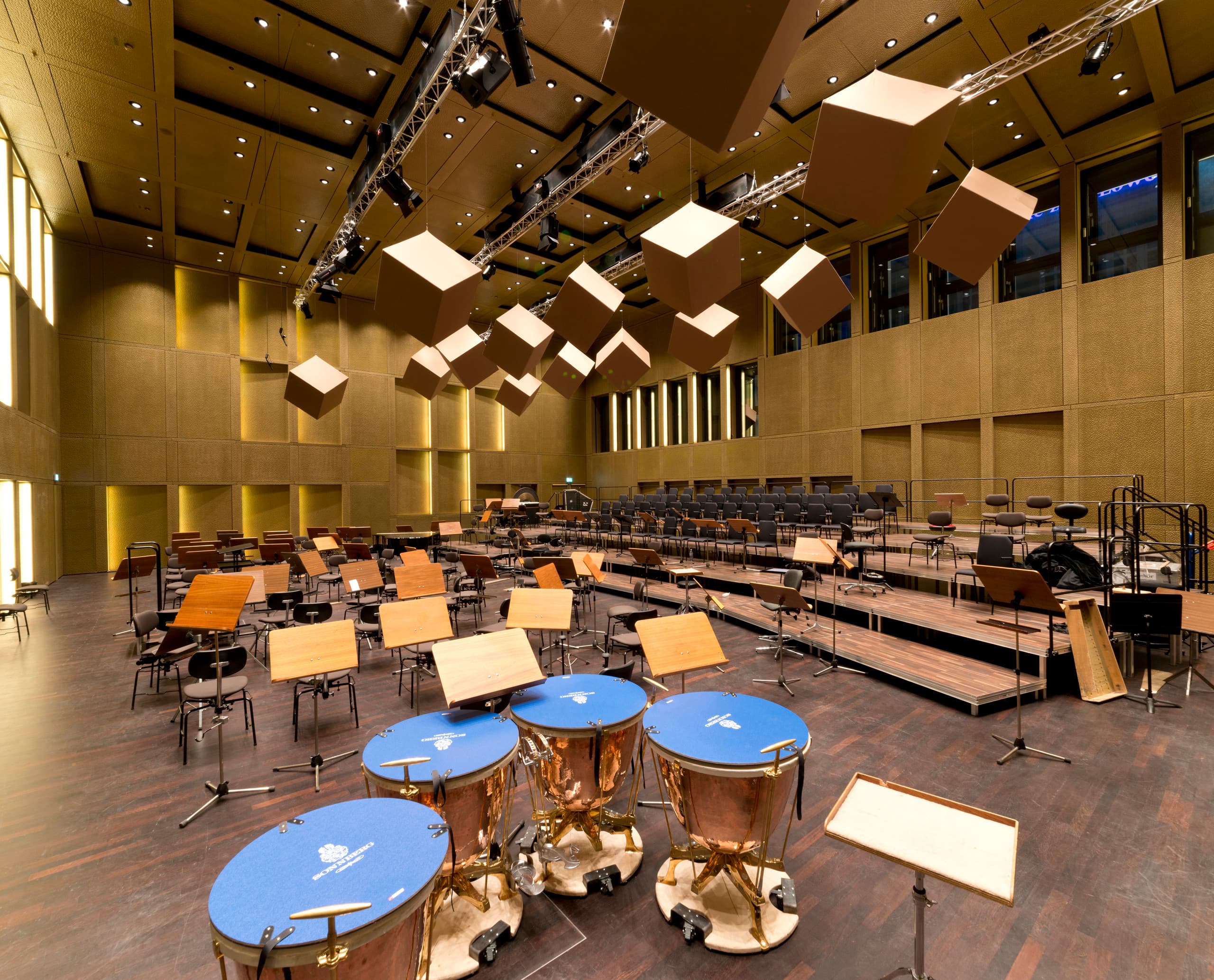 Linz Musiktheater: Innenraum mit Schlaginstrumenten und ERCO Beleuchtung.