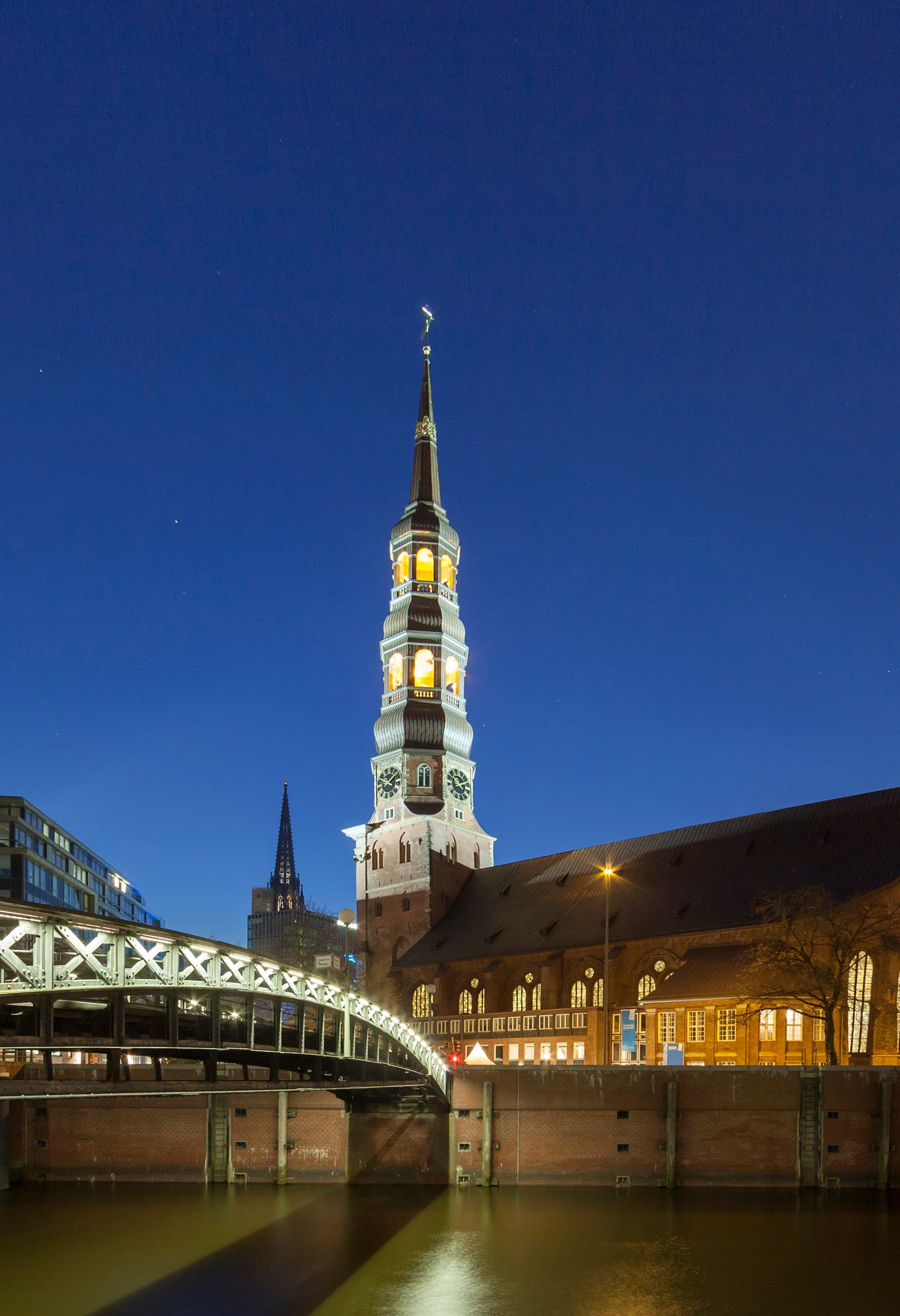 Beleuchtete St. Katharinenkirche in Hamburg mit ERCO LED-Leuchten für einladendes Licht.