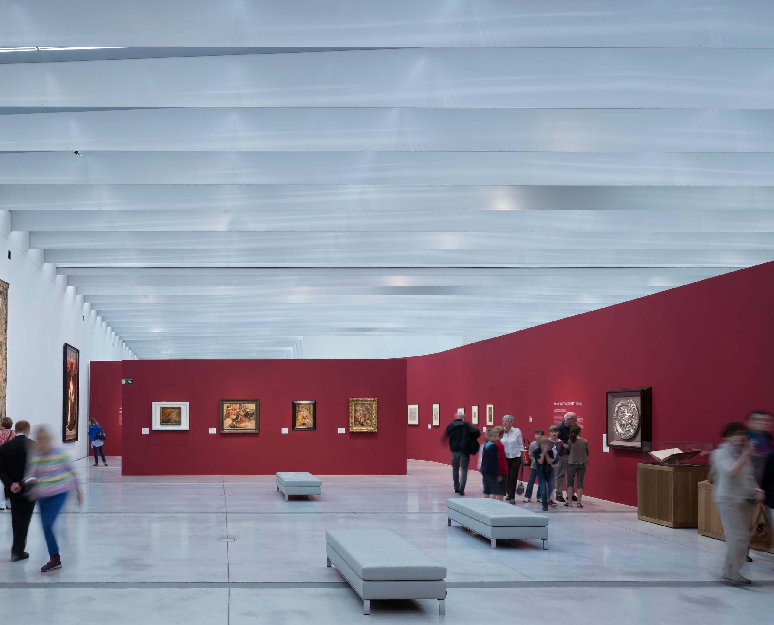 Innenansicht des Louvre Lens Museums mit LED-Beleuchtung und Besuchern.