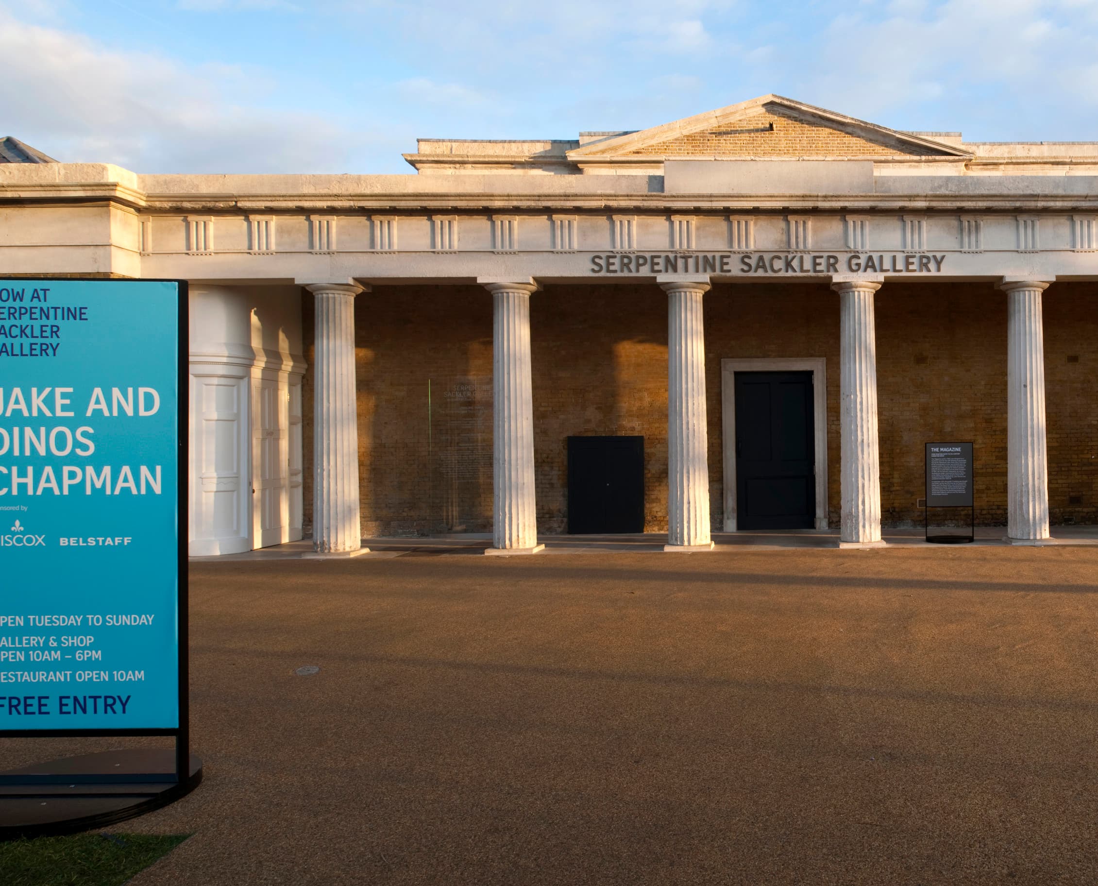Serpentine Sackler Gallery, London: Ausstellung Jake und Dinos Chapman im historischen Gebäude mit ERCO Licht.