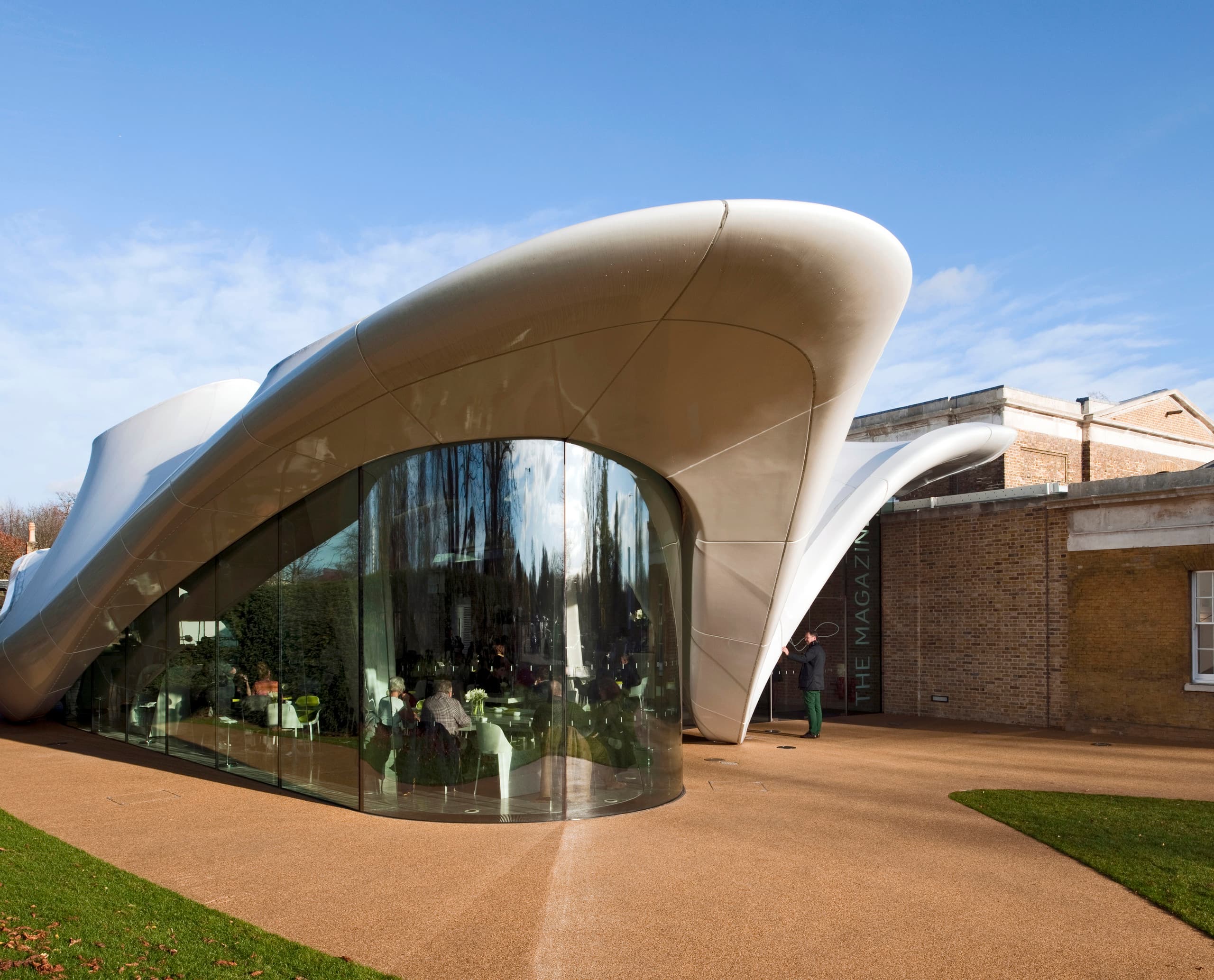 Serpentine Sackler Gallery, London: Zaha Hadids Glasanbau mit skulpturalem Zeltdach und ERCO Licht.