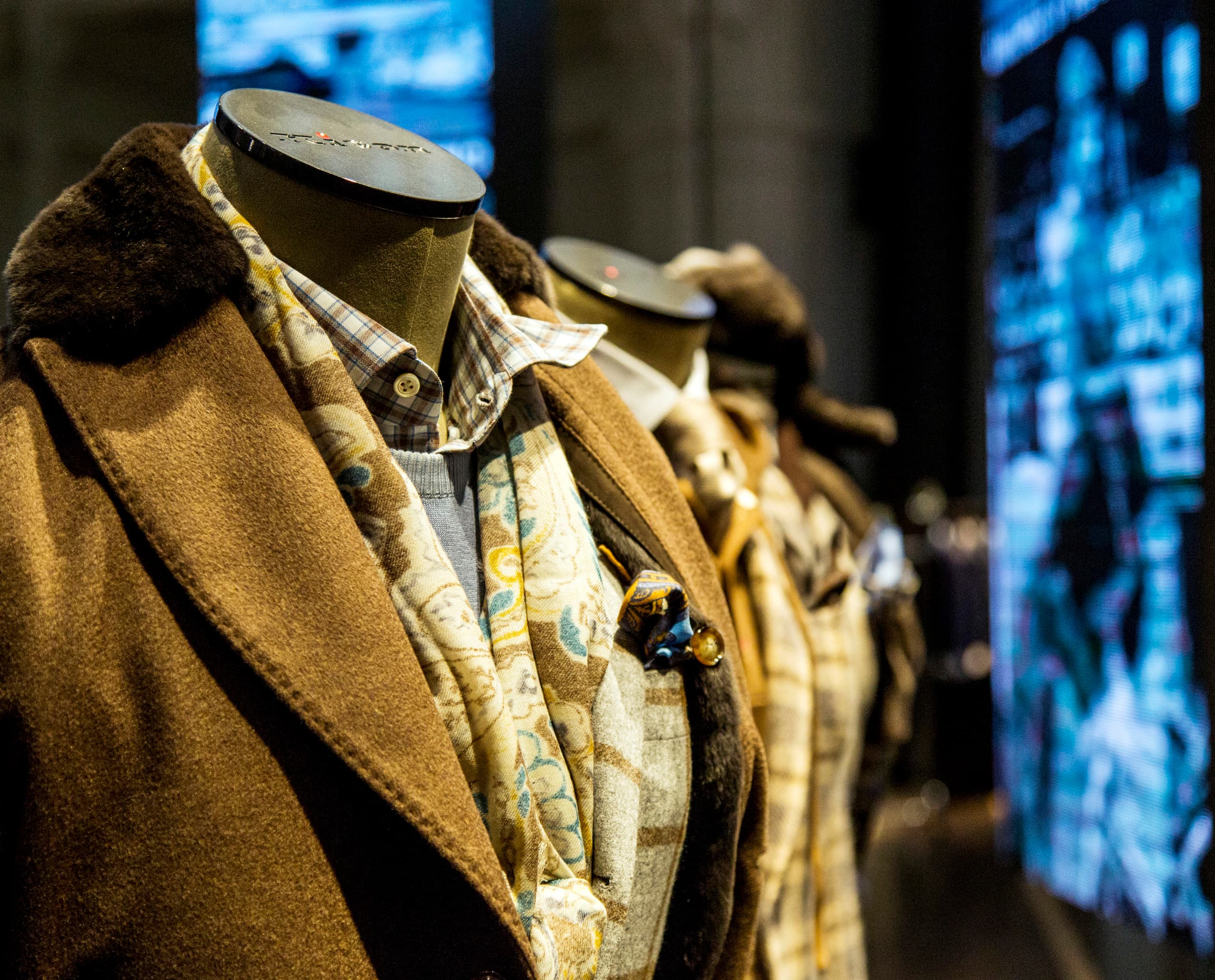 Kiton Herrenmode in Mailand, präsentiert mit akzentuierter LED-Beleuchtung von ERCO.