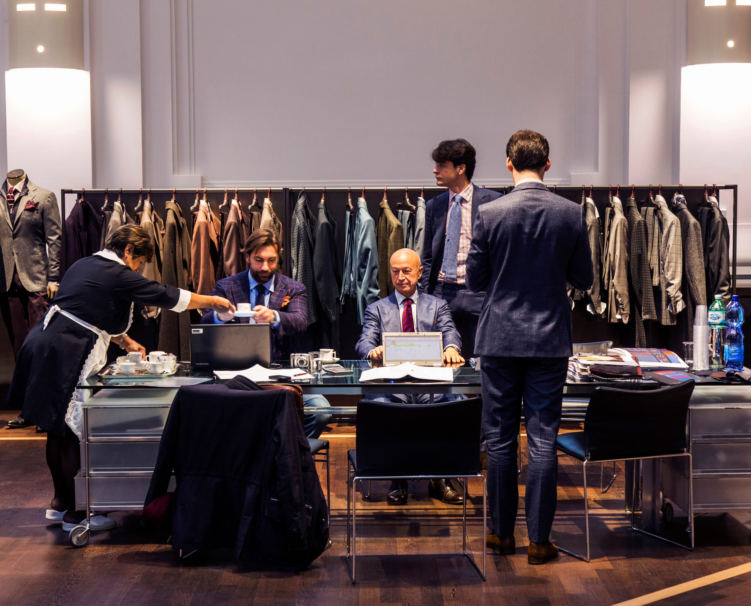 Kiton Store in Mailand: Kunden werden mit Kaffee bedient, während sie sich Anzüge ansehen.