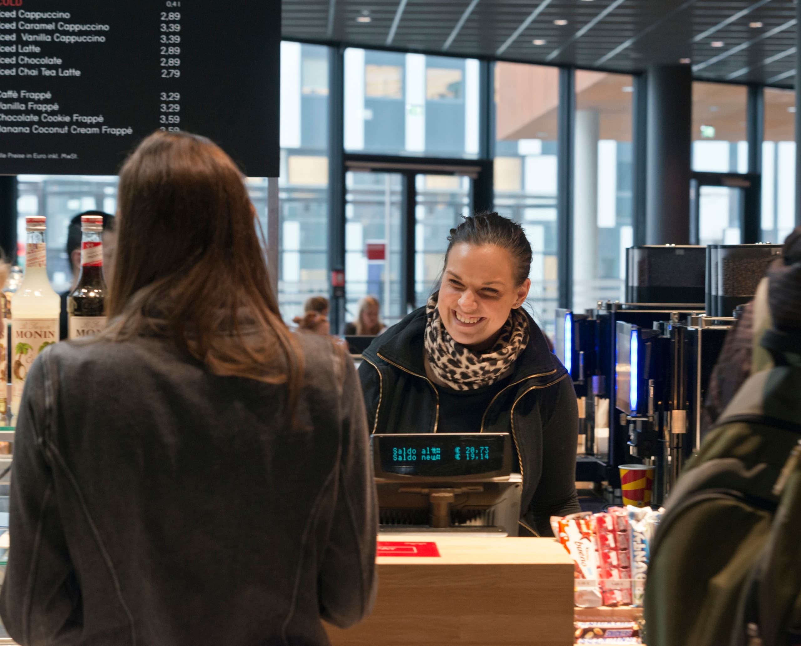 Freundliche Kassiererin in der Cafeteria der Wirtschaftsuniversität Wien.