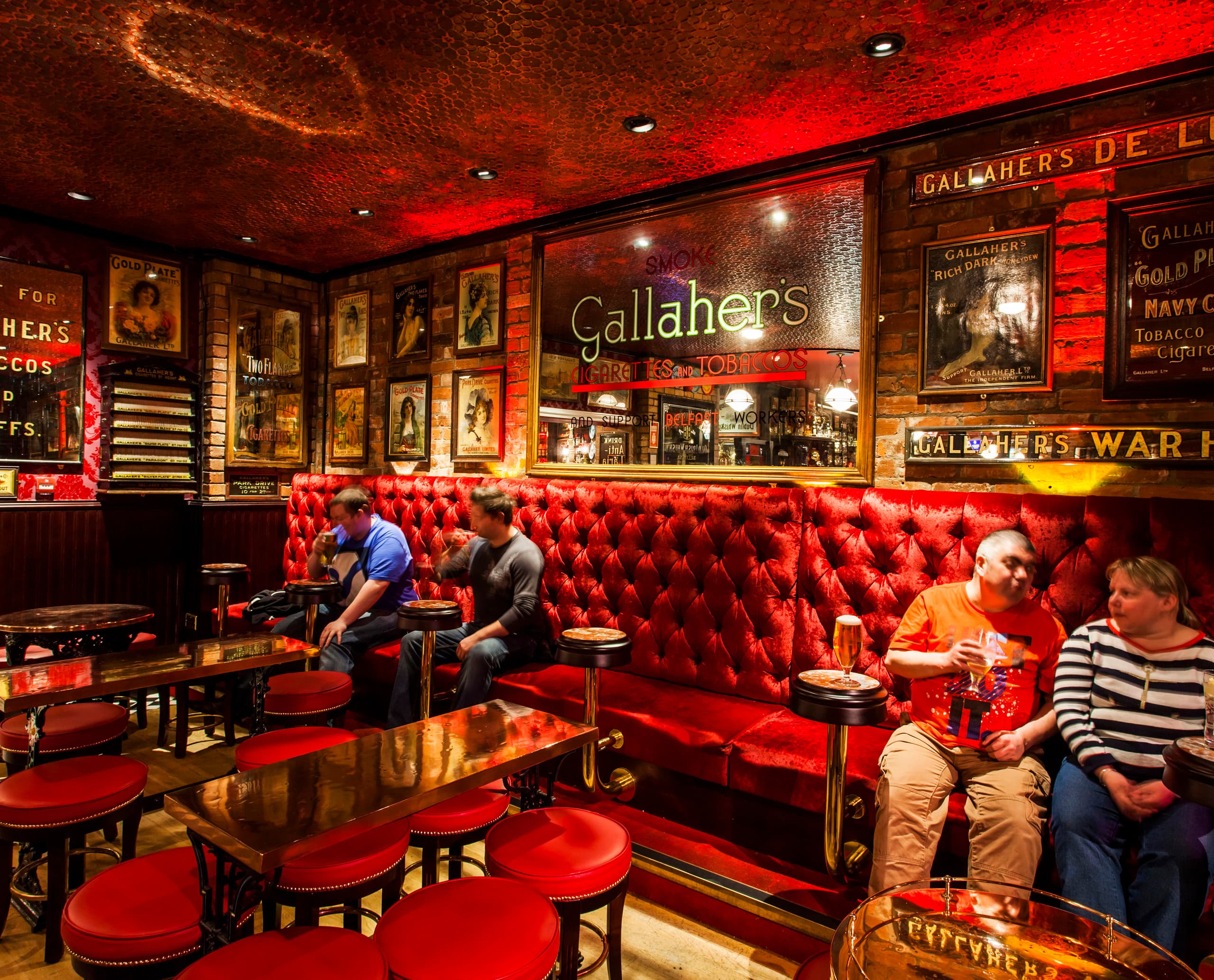 Harp Bar in Belfast: Gemütliche LED-Beleuchtung in traditioneller irischer Kneipe.