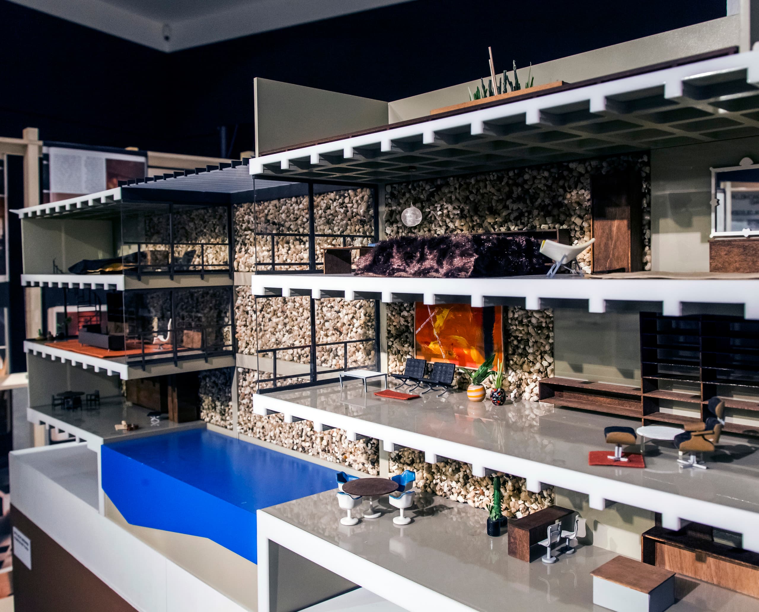 Architekturmodell eines Hauses im "Playboy Architecture" Ausstellung, beleuchtet mit ERCO Licht.