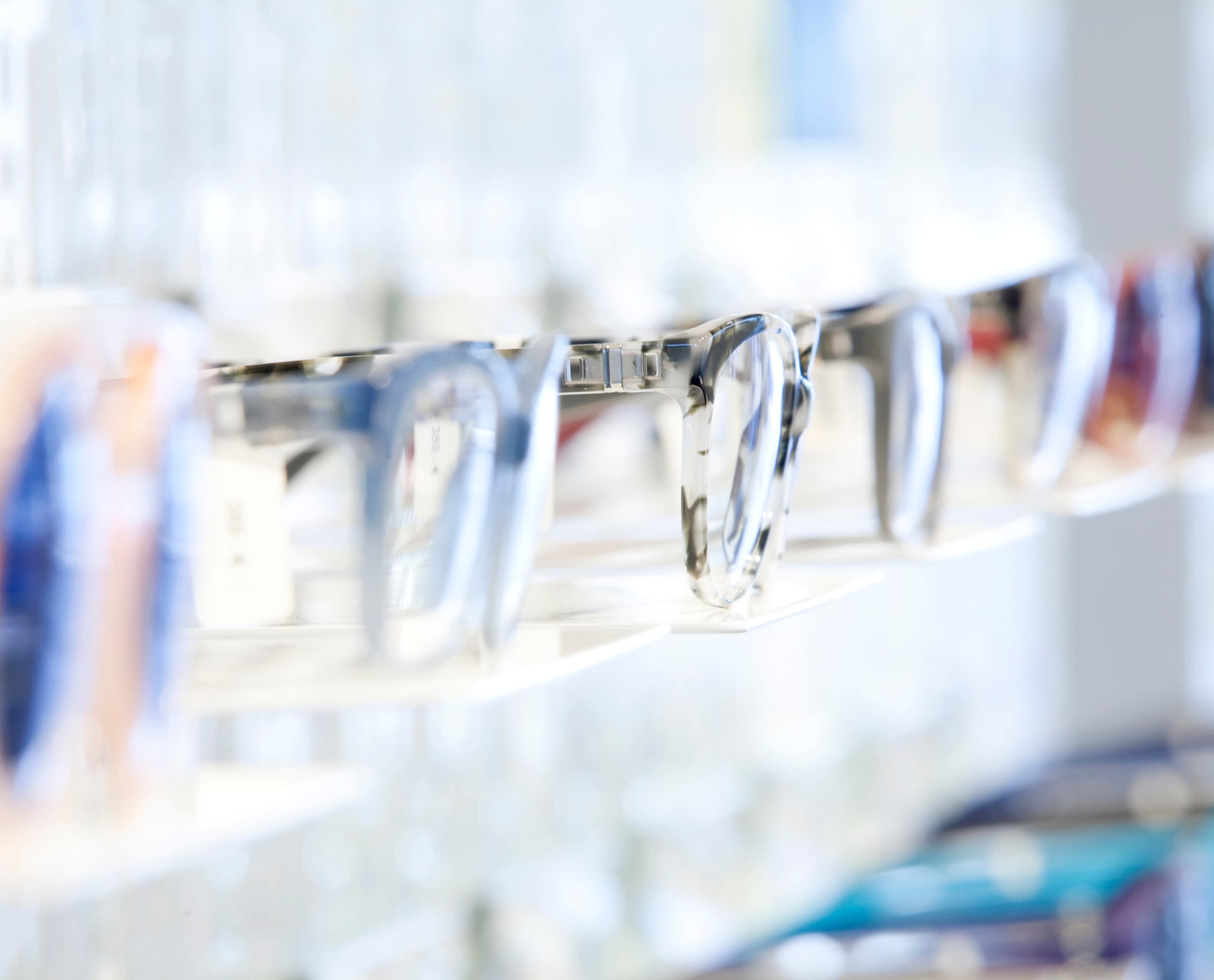 MYKITA Brillen auf einem Regal im Berliner Konzeptkaufhaus Bikini Berlin, beleuchtet mit ERCO LED-Strahlern.