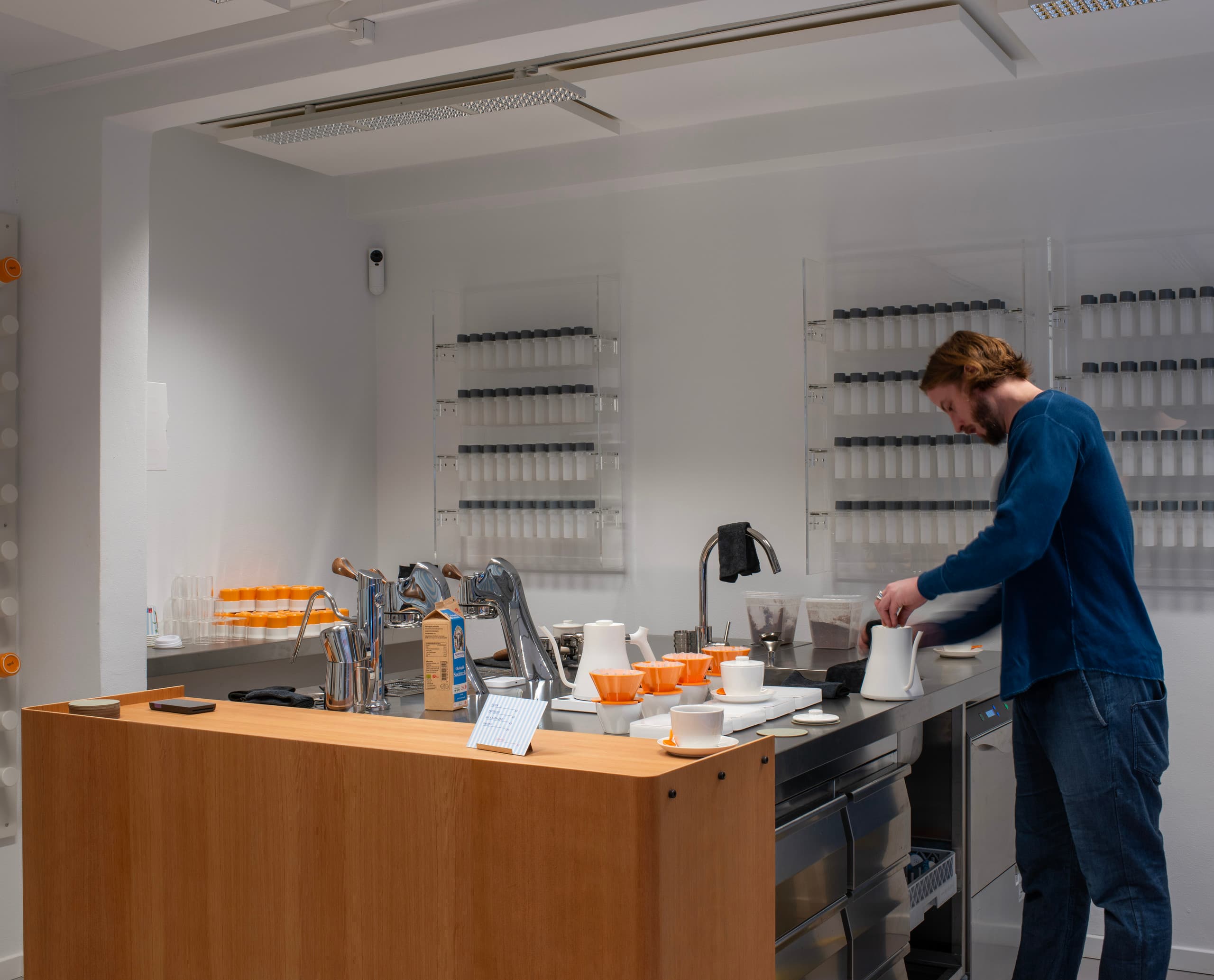 April Coffee Roasters in Kopenhagen mit ERCO Jilly Downlights für flexible Beleuchtung.