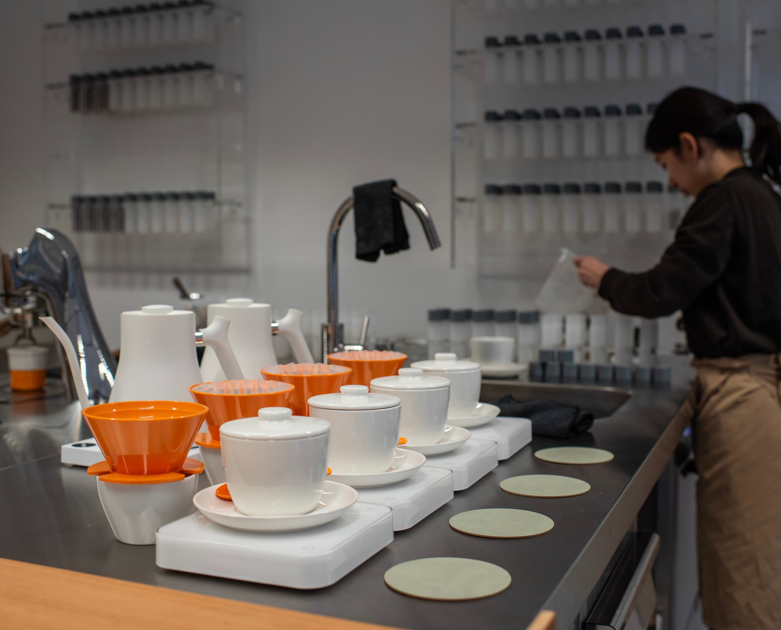 April Coffee Roasters: Zubereitung mit ERCO Jilly Downlights für flexible Beleuchtung.