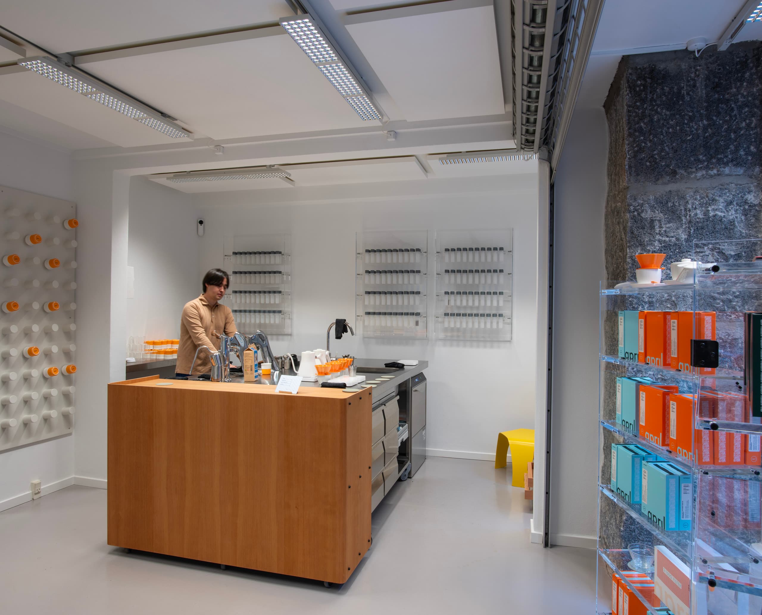 April Coffee Roasters in Kopenhagen, beleuchtet mit flexiblen Jilly Track Downlights von ERCO.