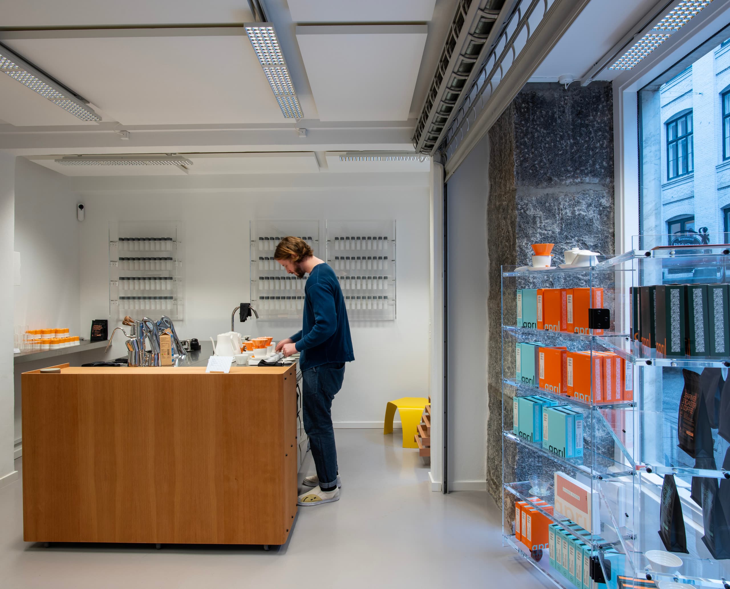 ERCO Jilly Downlights beleuchten die April Coffee Roasters in Kopenhagen, flexible Lichtsteuerung für einladende Atmosphäre.