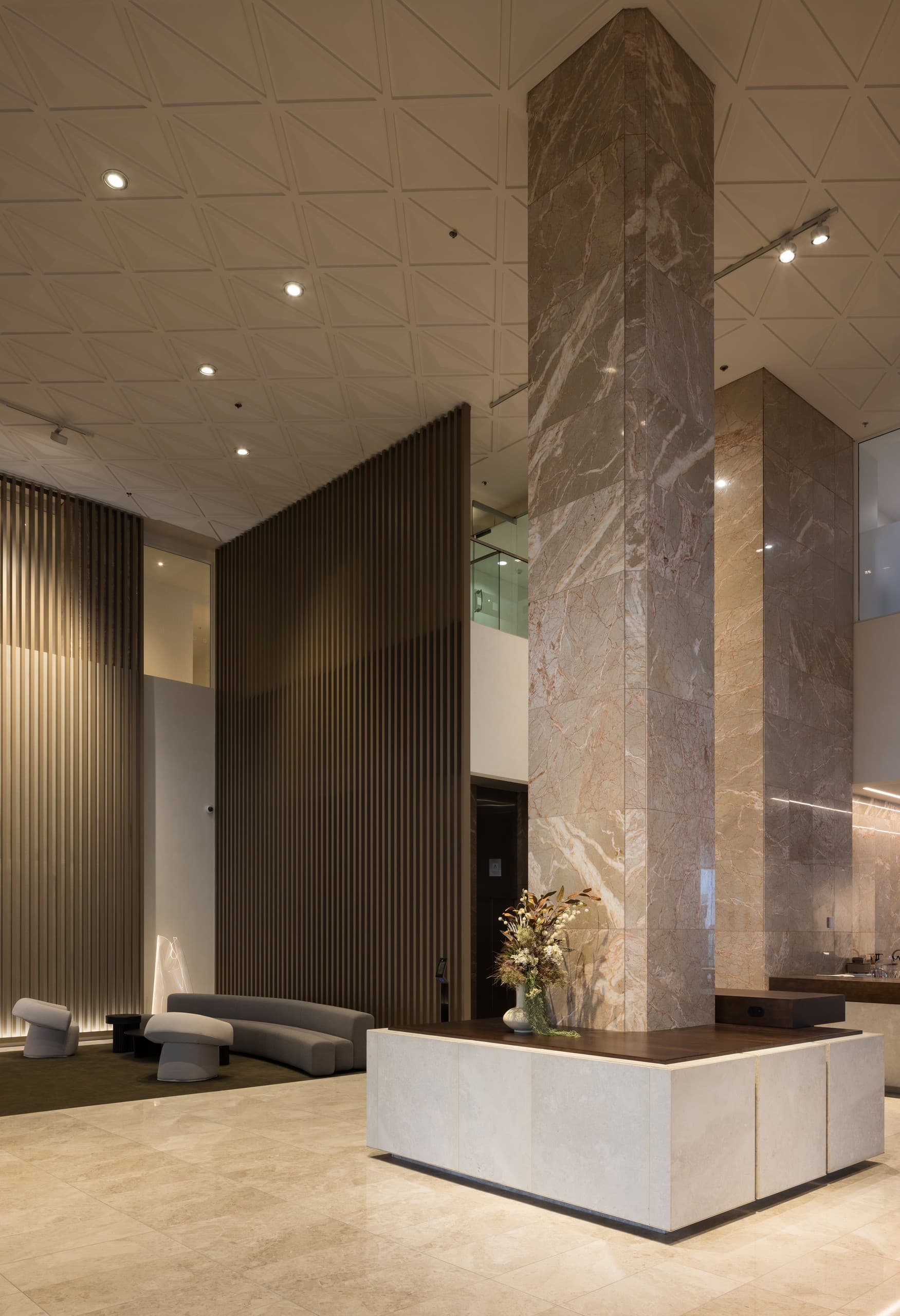 AON Lobby in Auckland mit ERCO LED-Beleuchtung für hohe Wände und Korridore.