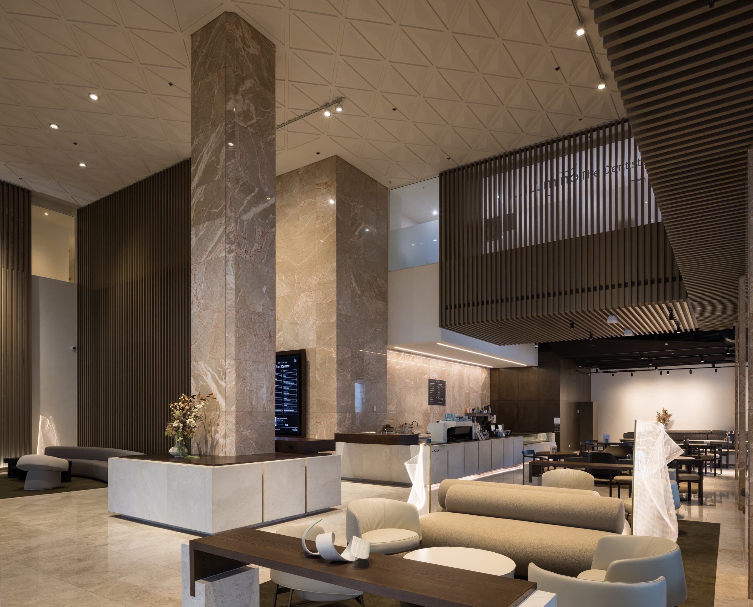 AON Lobby Auckland: LED-Spots und Downlights für hohe Räume und Flurbeleuchtung.