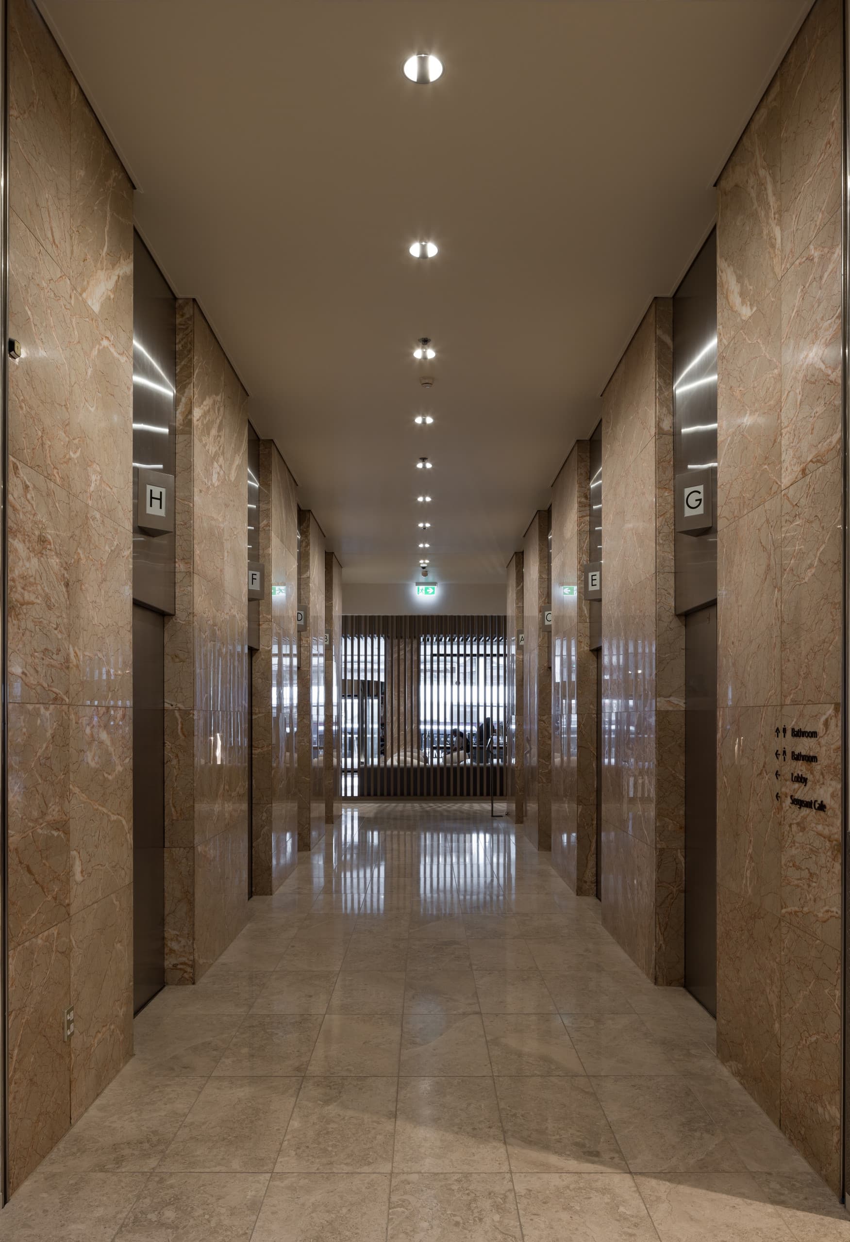 AON Lobby Auckland: Flur mit ERCO LED-Downlights für gleichmäßige Ausleuchtung und Orientierung.
