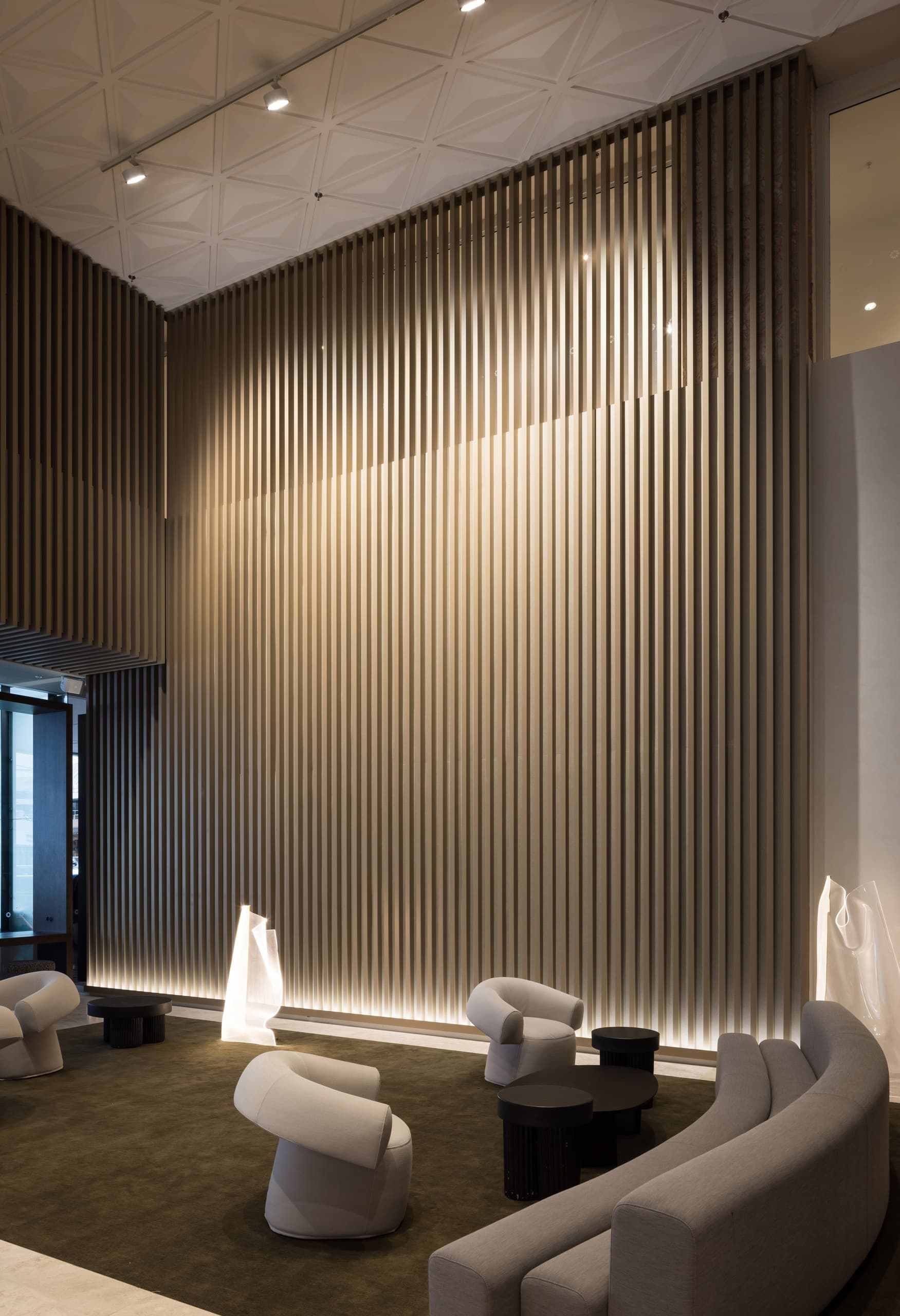 AON Lobby Auckland mit ERCO LED-Beleuchtung für hohe Wände und Korridore.