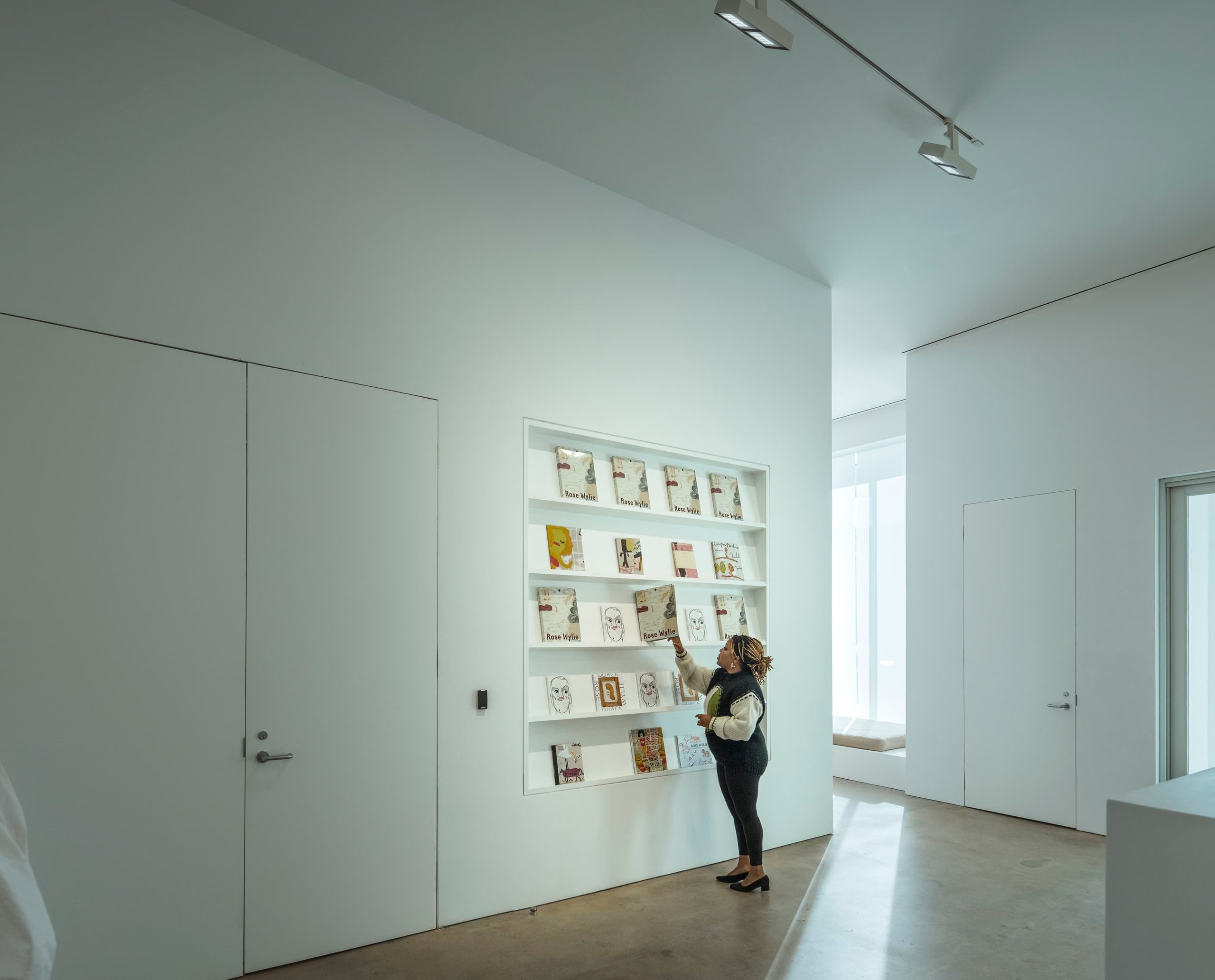 ERCO Light Board Strahler beleuchten die David Zwirner Galerie in Los Angeles.