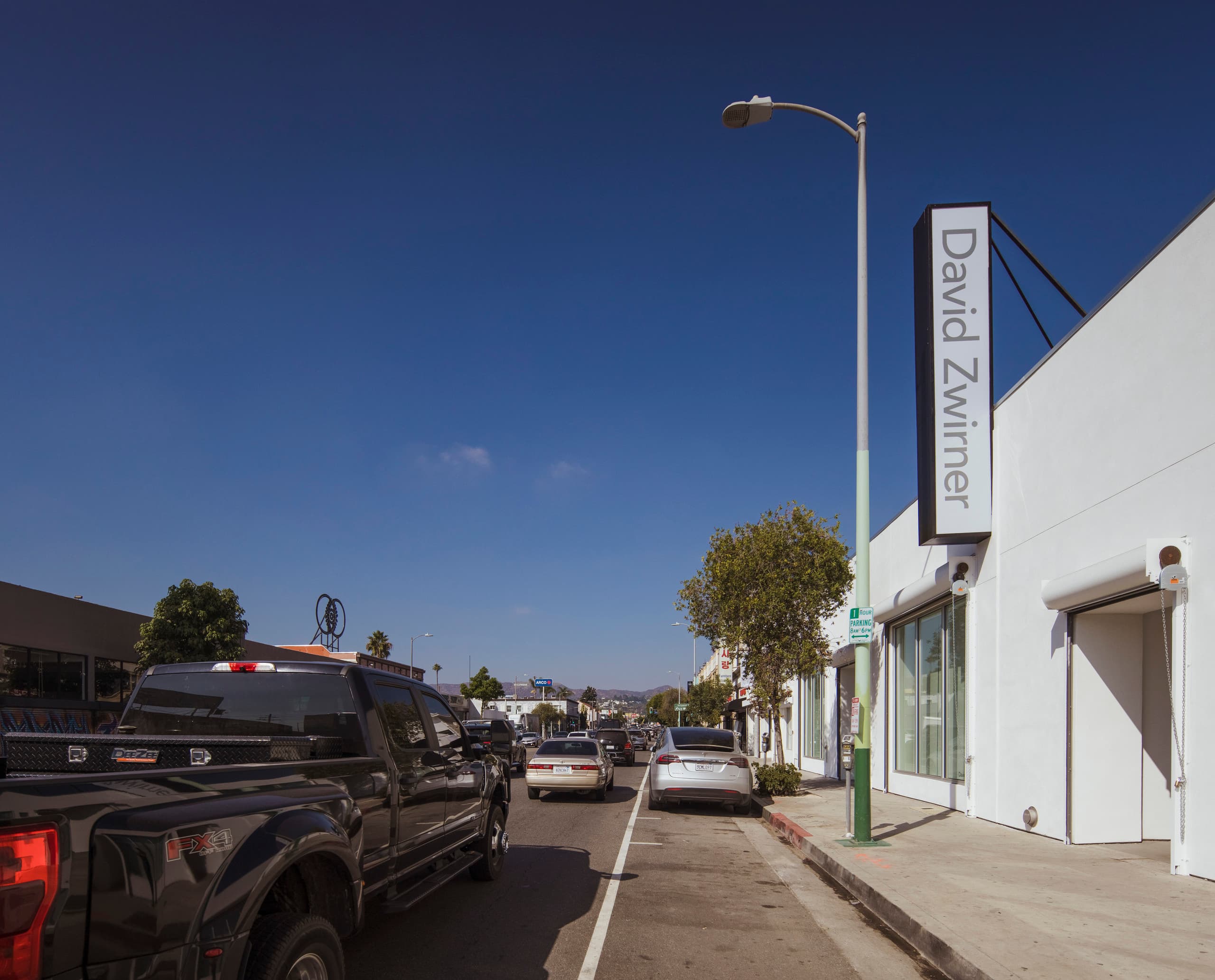 David Zwirner Galerie in Los Angeles mit ERCO Lichttechnik für Kunstausstellungen.