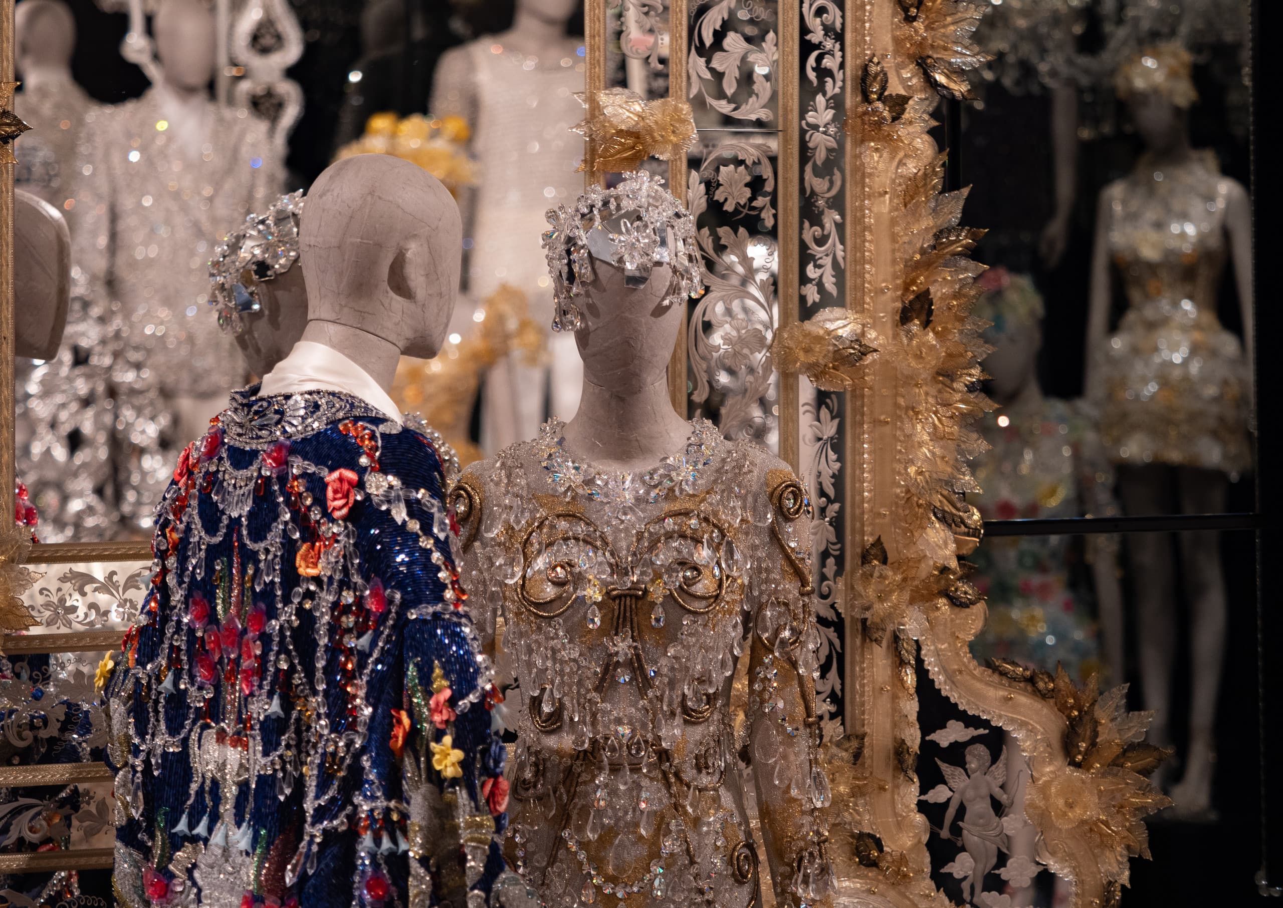 Dolce & Gabbana Ausstellung: Beleuchtete Mode auf Schaufensterpuppen mit ERCO Licht.