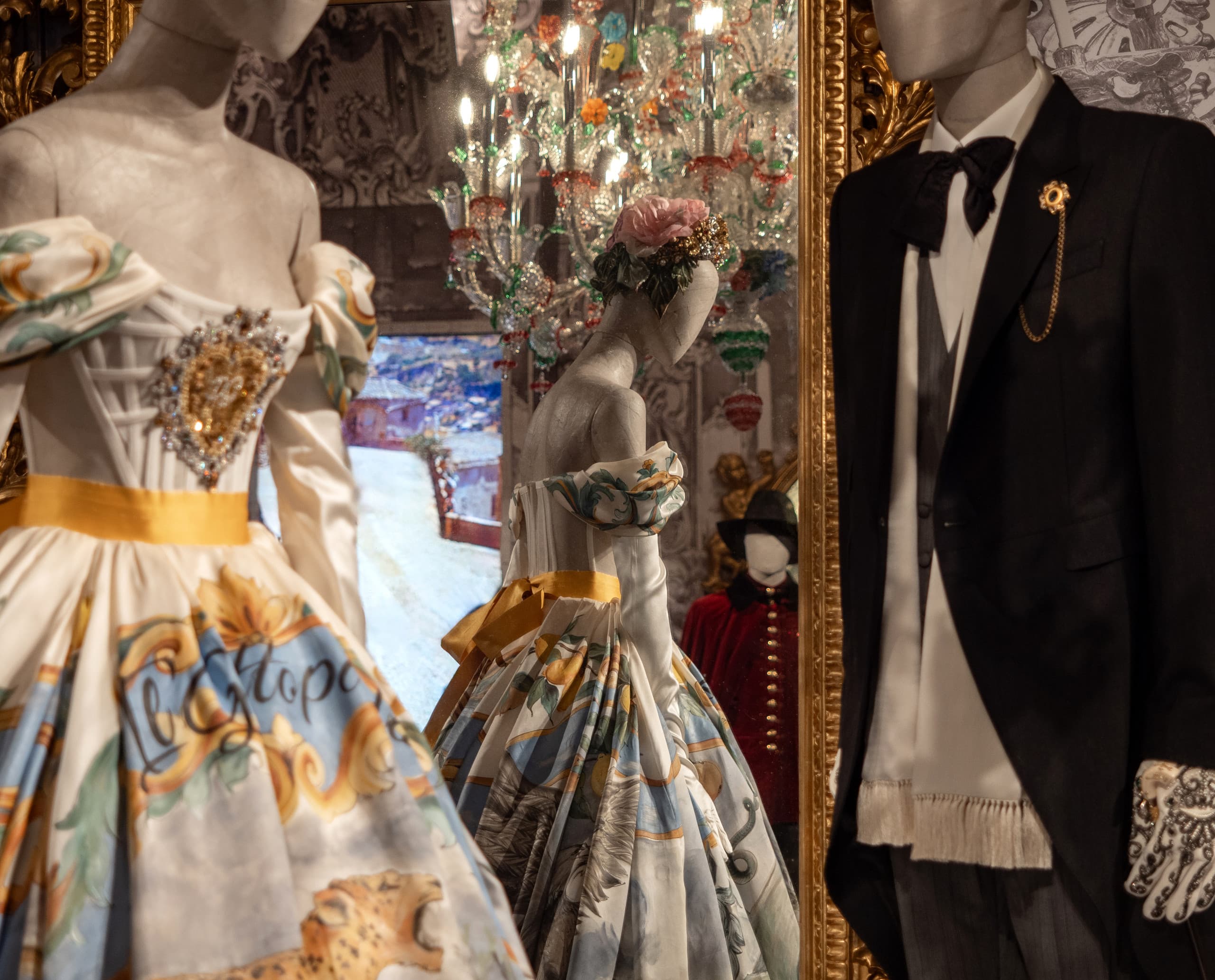 Dolce & Gabbana Ausstellung: Beleuchtete Mode auf Schaufensterpuppen mit ERCO Licht.
