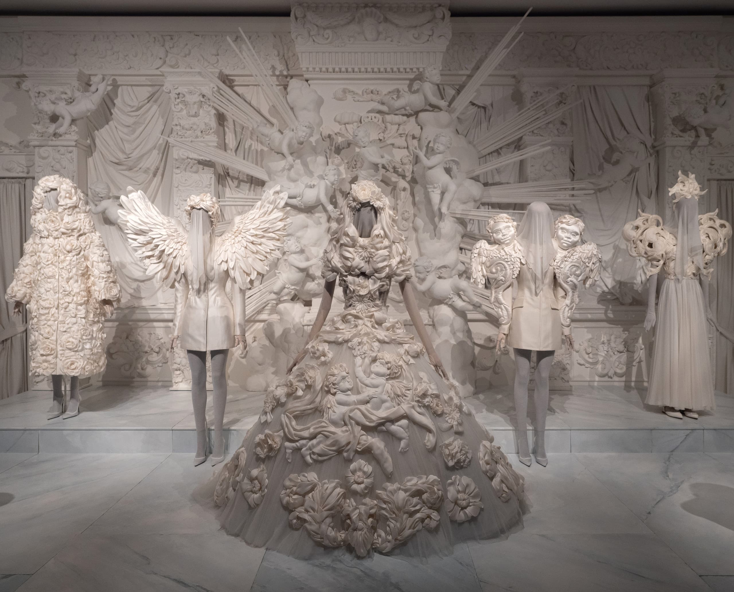 Dolce & Gabbana Ausstellung: Beleuchtete Modekunstwerke mit ERCO Licht.