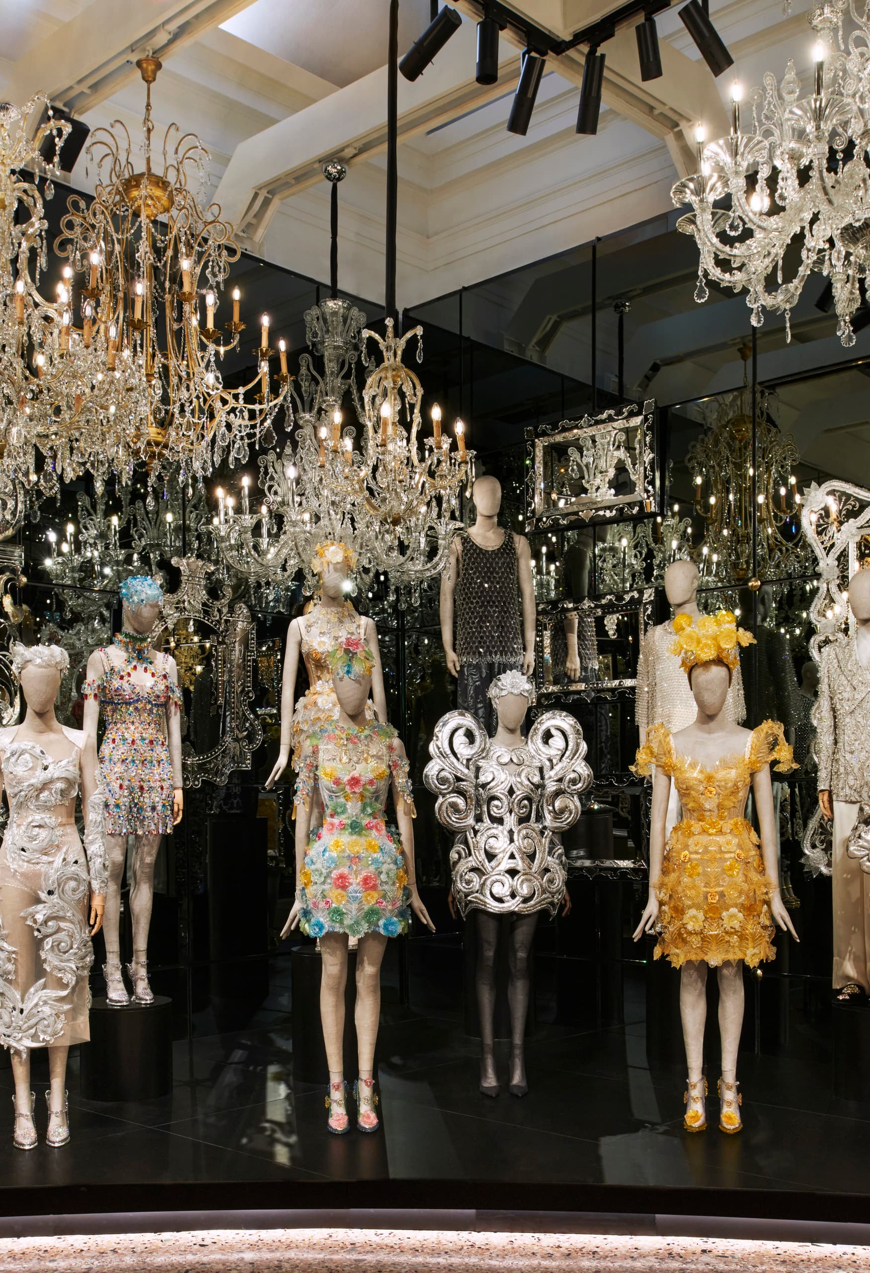 Dolce & Gabbana Ausstellung in Mailand, beleuchtet mit ERCO LED-Licht für immersive Mode.