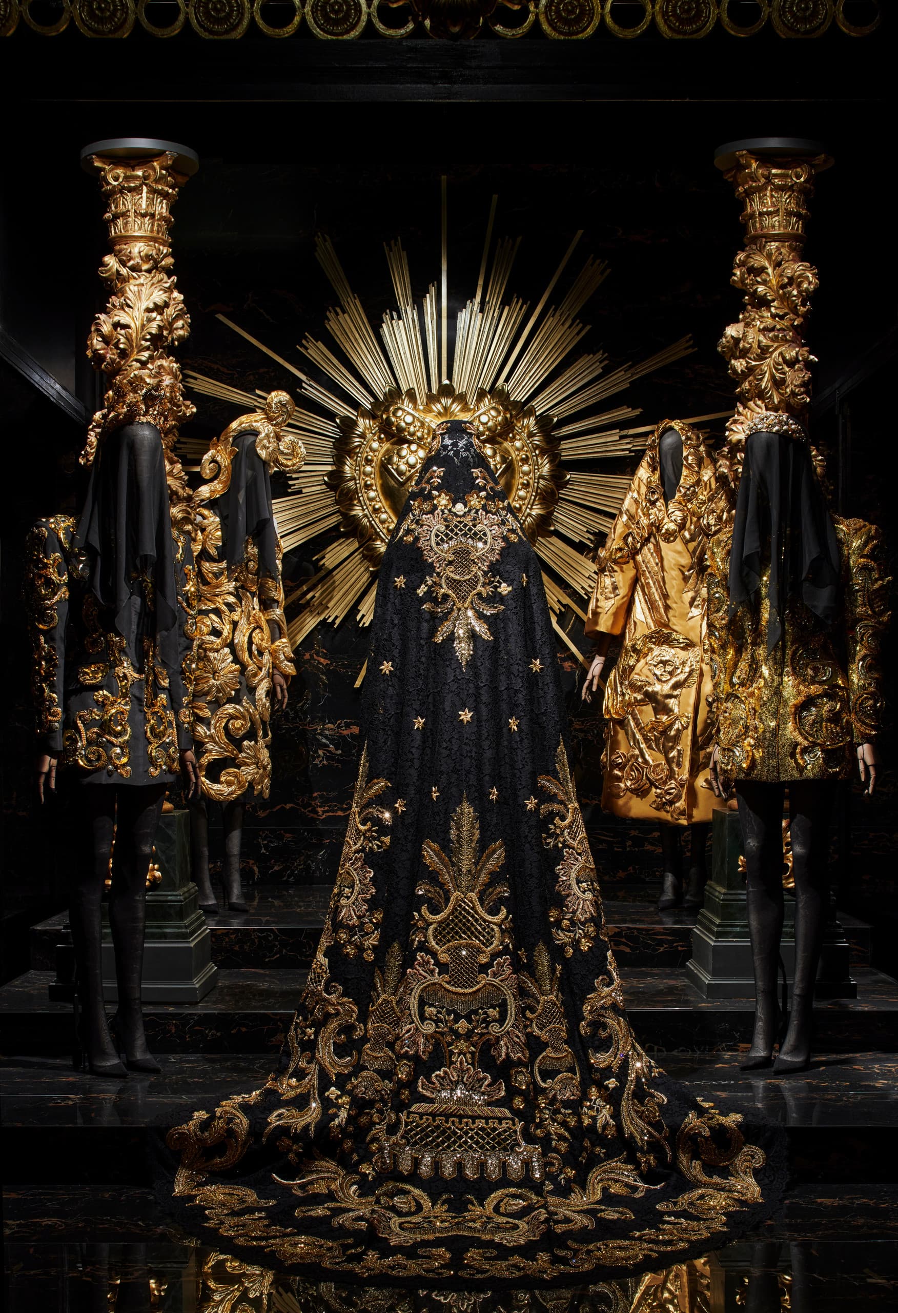 Dolce & Gabbana Ausstellung: Beleuchtete Mode mit ERCO Lichtlösungen.