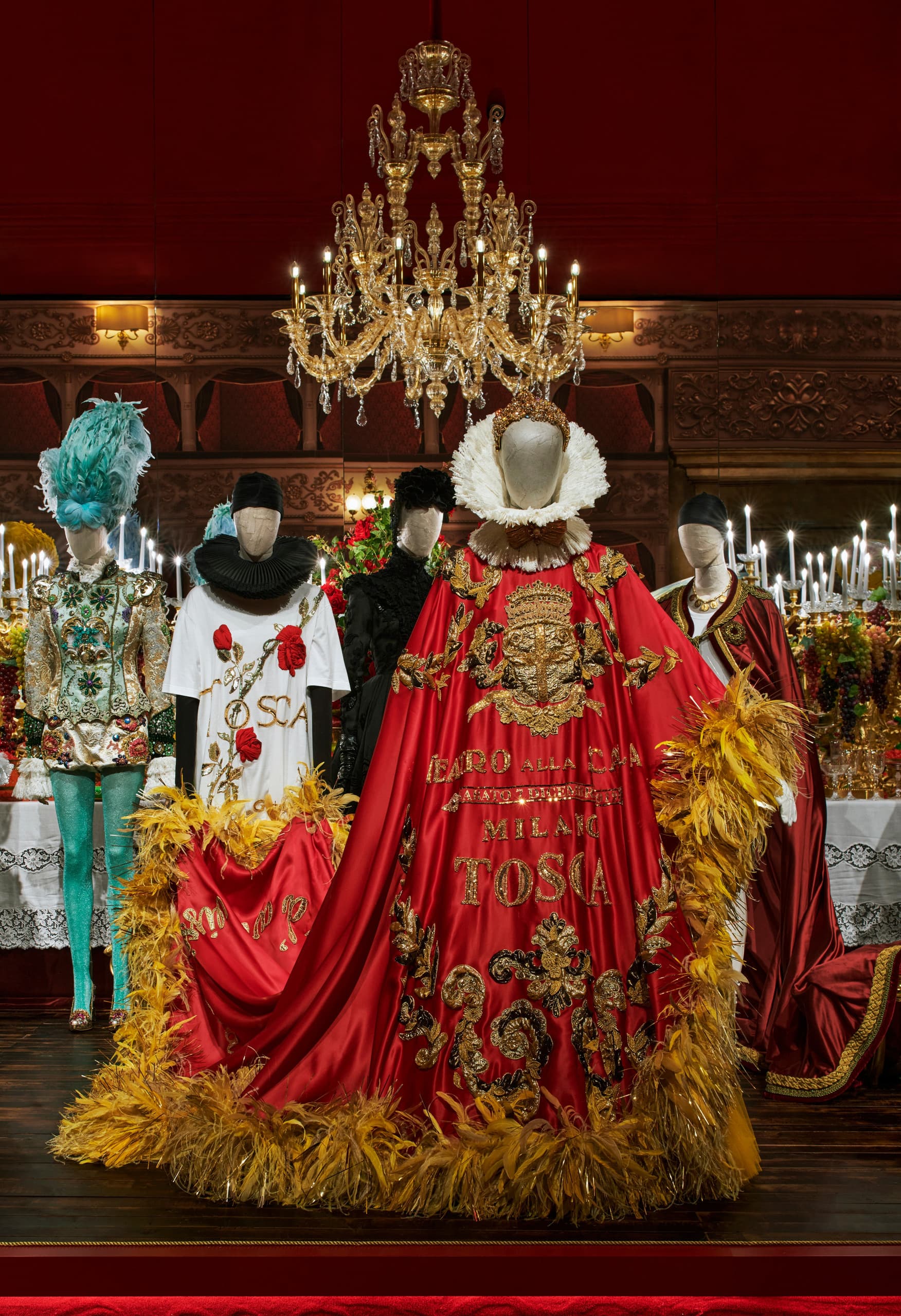 Dolce & Gabbana Ausstellung: Beleuchtete Mode im Palazzo Reale Mailand.