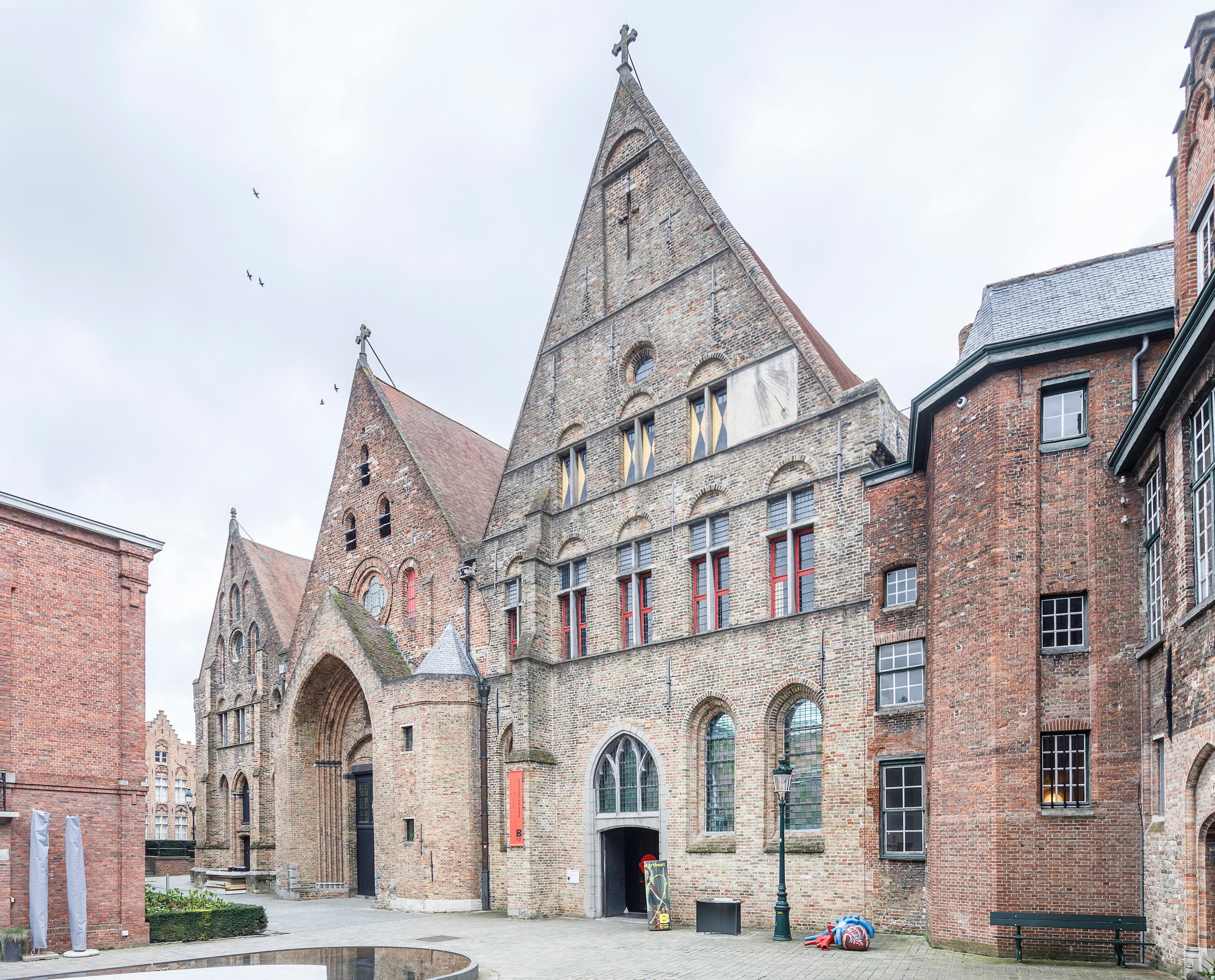 Museum Sint-Janshospitaal in Brügge, ein historisches Gebäude mit flexibler ERCO LED-Beleuchtung.