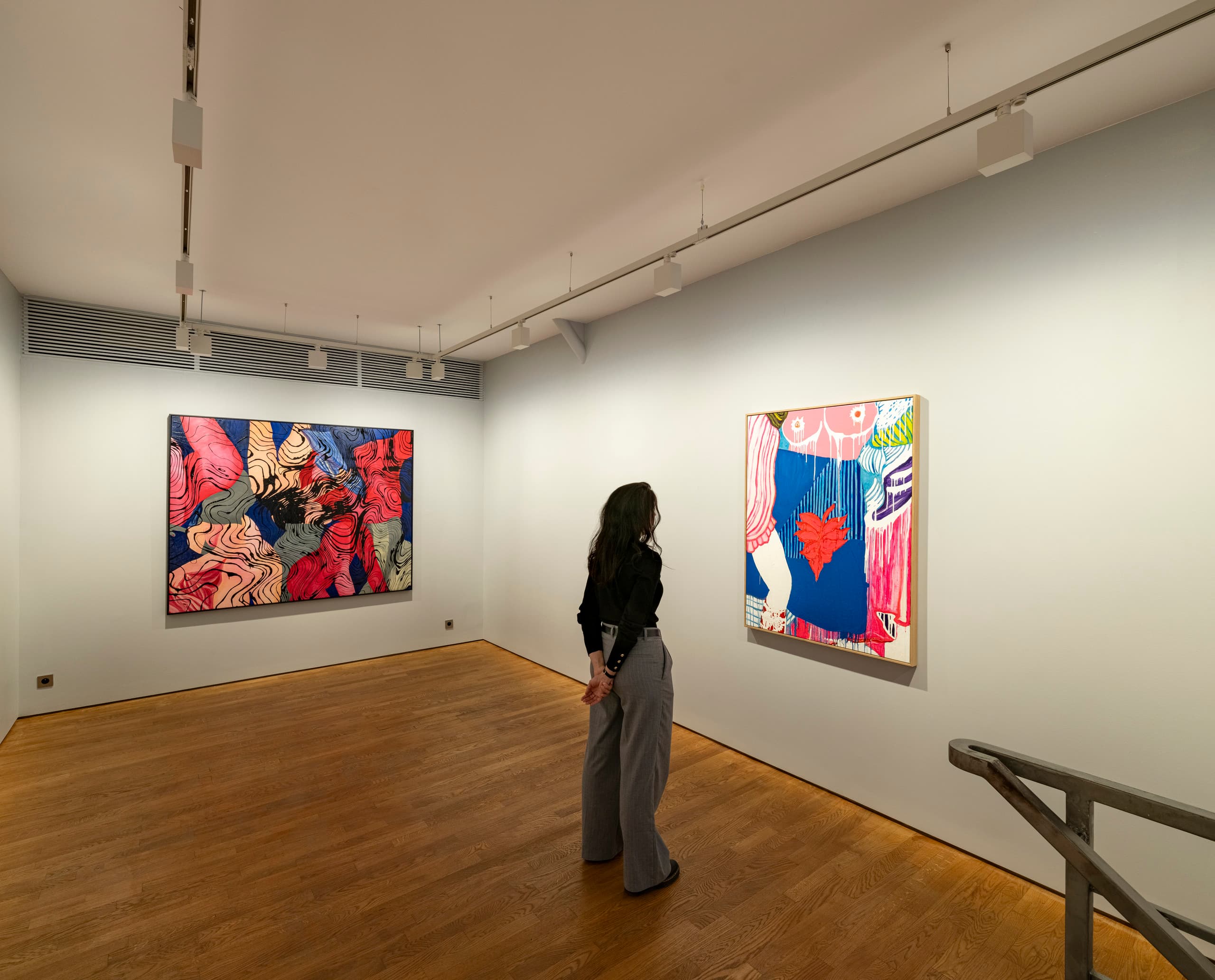 Kunstbetrachtung in der Lilia Ben Salah Galerie, Paris, beleuchtet mit ERCO LED-Strahlern.