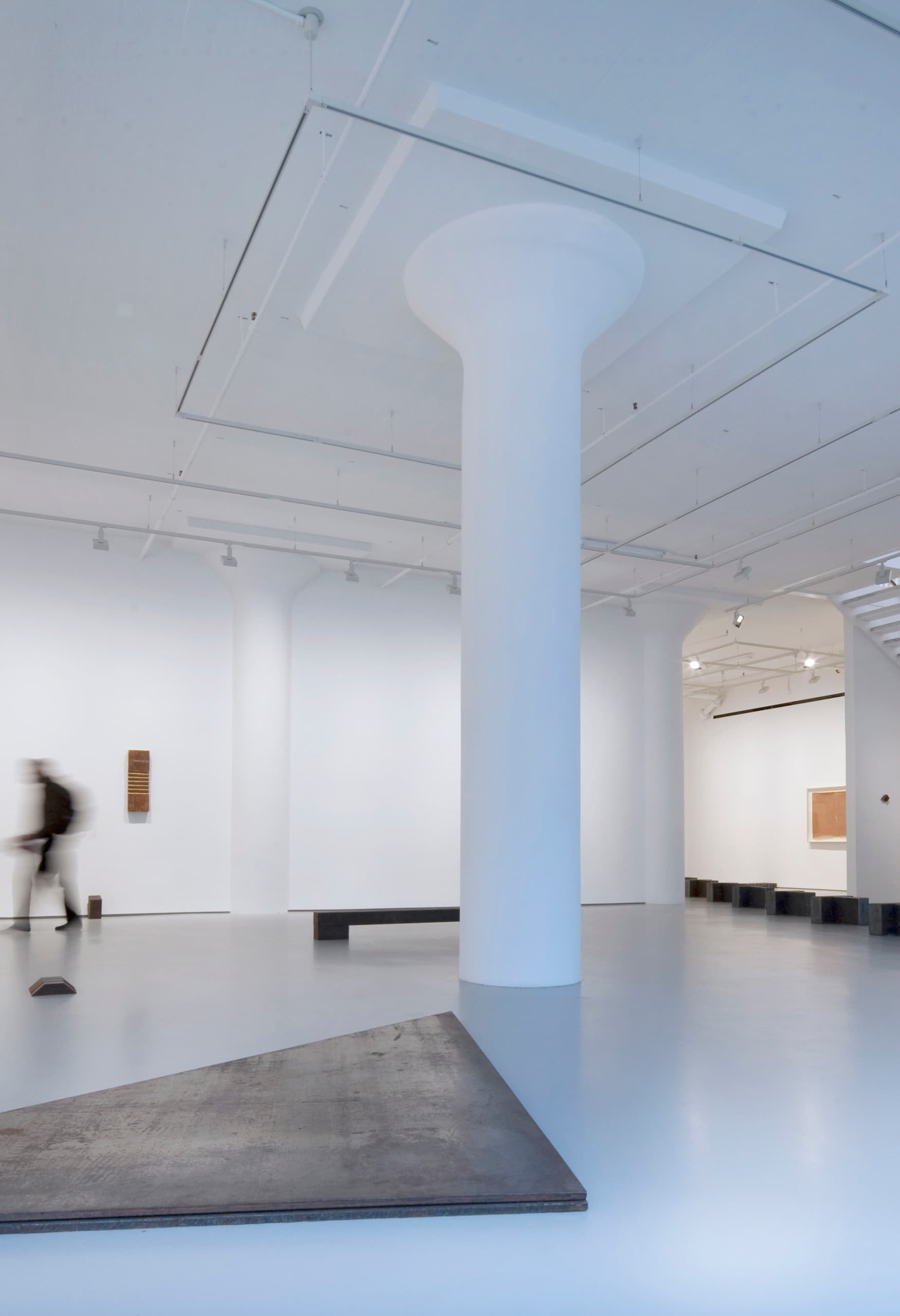 Ausstellung zu Richard Nonas und Donald Judd in der Galerie Fergus McCaffrey, New York