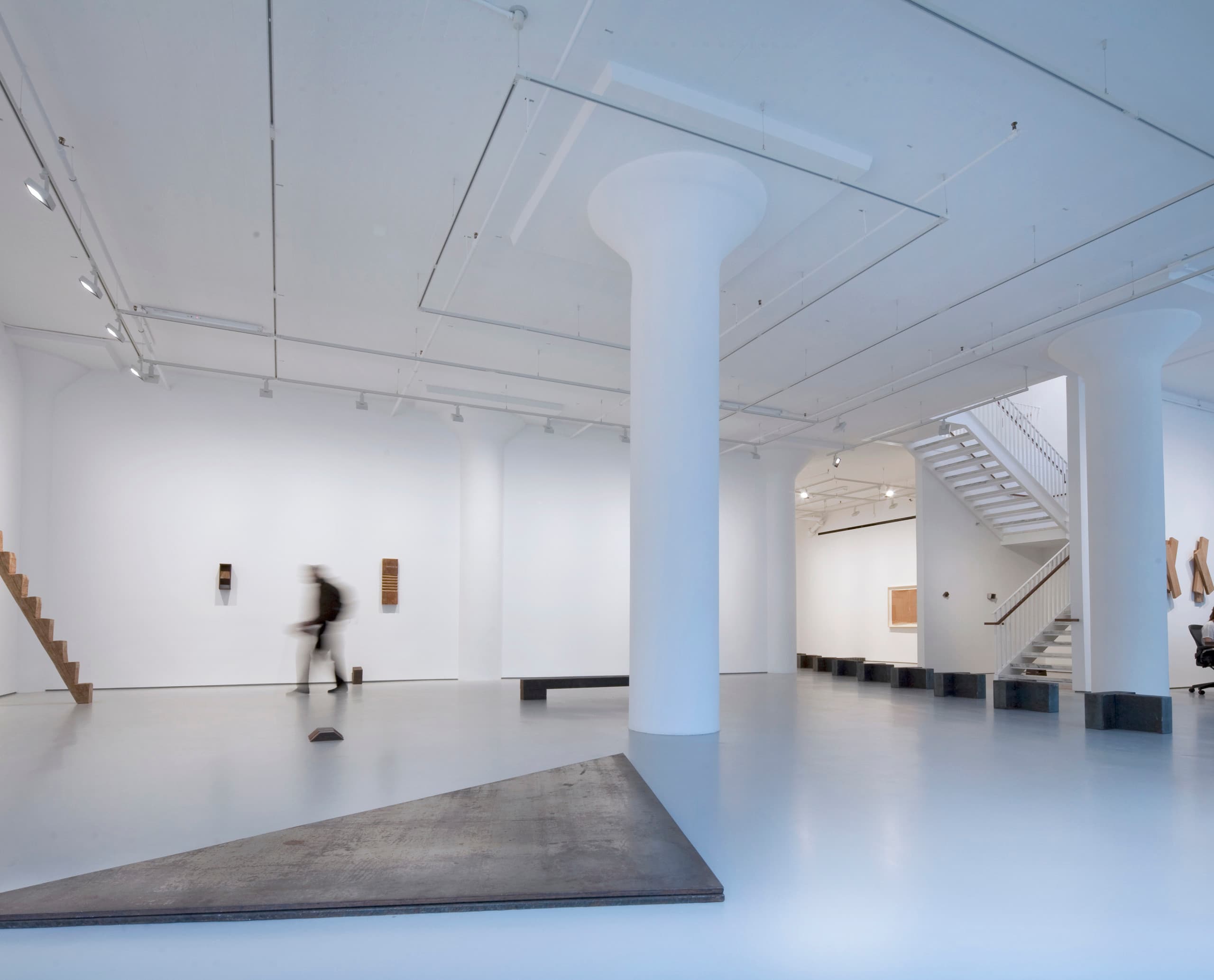 Ausstellung zu Richard Nonas und Donald Judd in der Galerie Fergus McCaffrey, New York