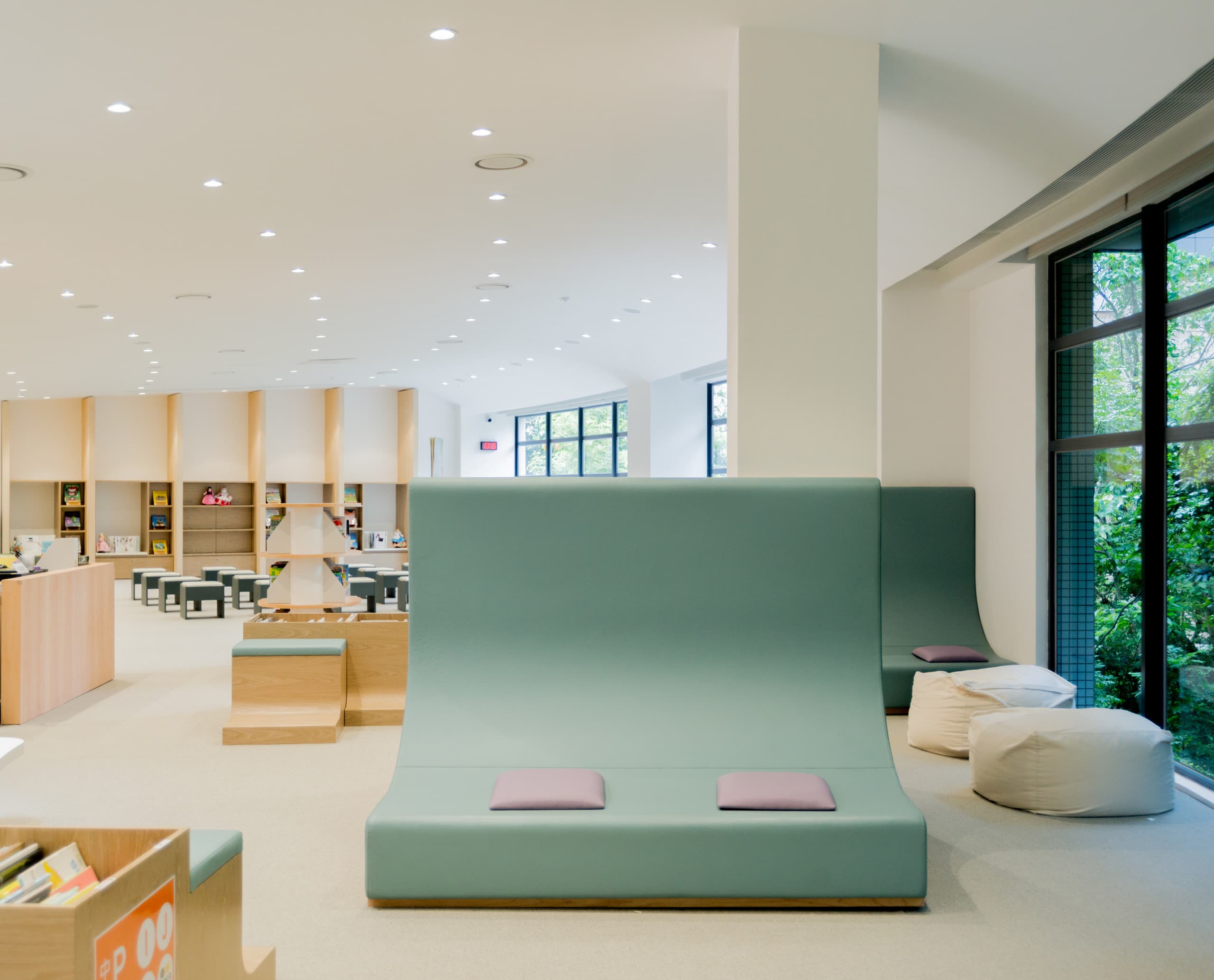 ISF Academy Bibliothek, Hong Kong: ERCO Skim Downlights für visuellen Komfort und Energieeffizienz.