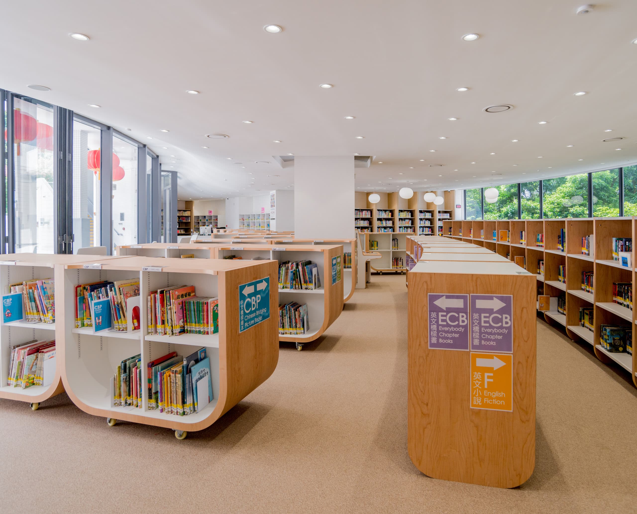 ISF Academy Bibliothek mit ERCO Downlights für visuellen Komfort und Energieeffizienz.