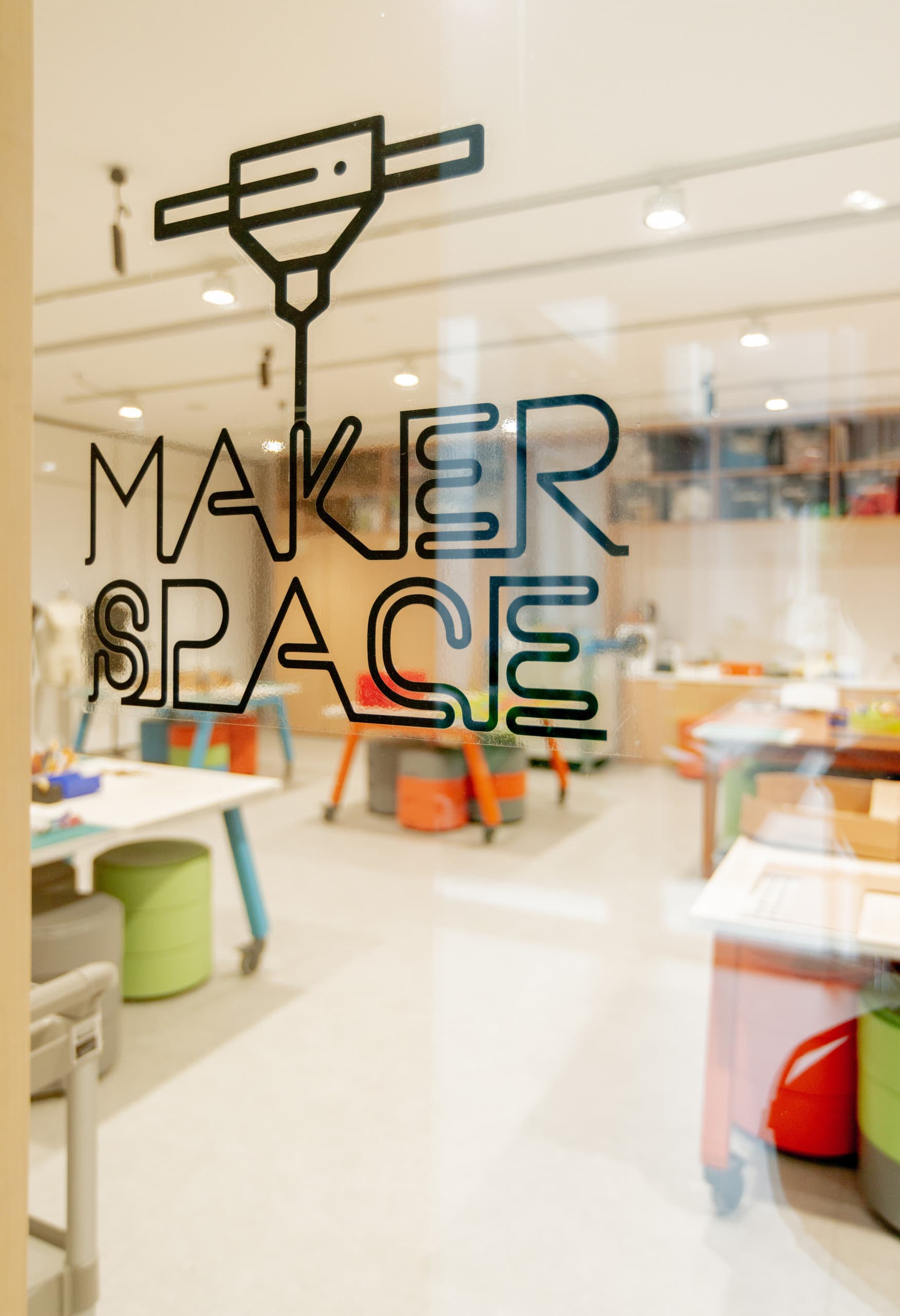 ISF Academy Maker Space: Kreativer Raum mit ERCO Beleuchtung für flexible Lernumgebung.