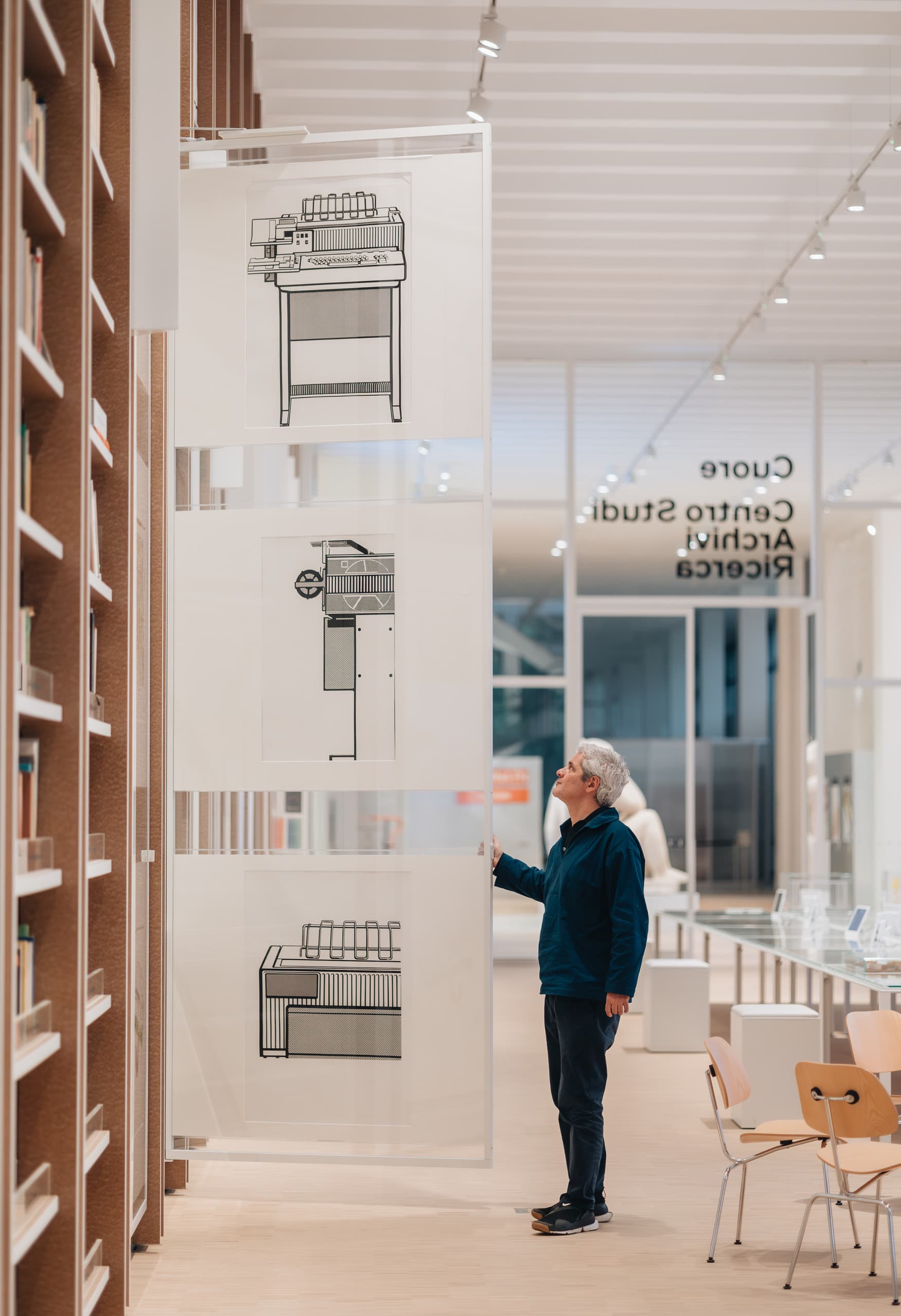 Besucher betrachtet Archivzeichnungen im Triennale Museum, beleuchtet mit ERCO Lichtlösung.