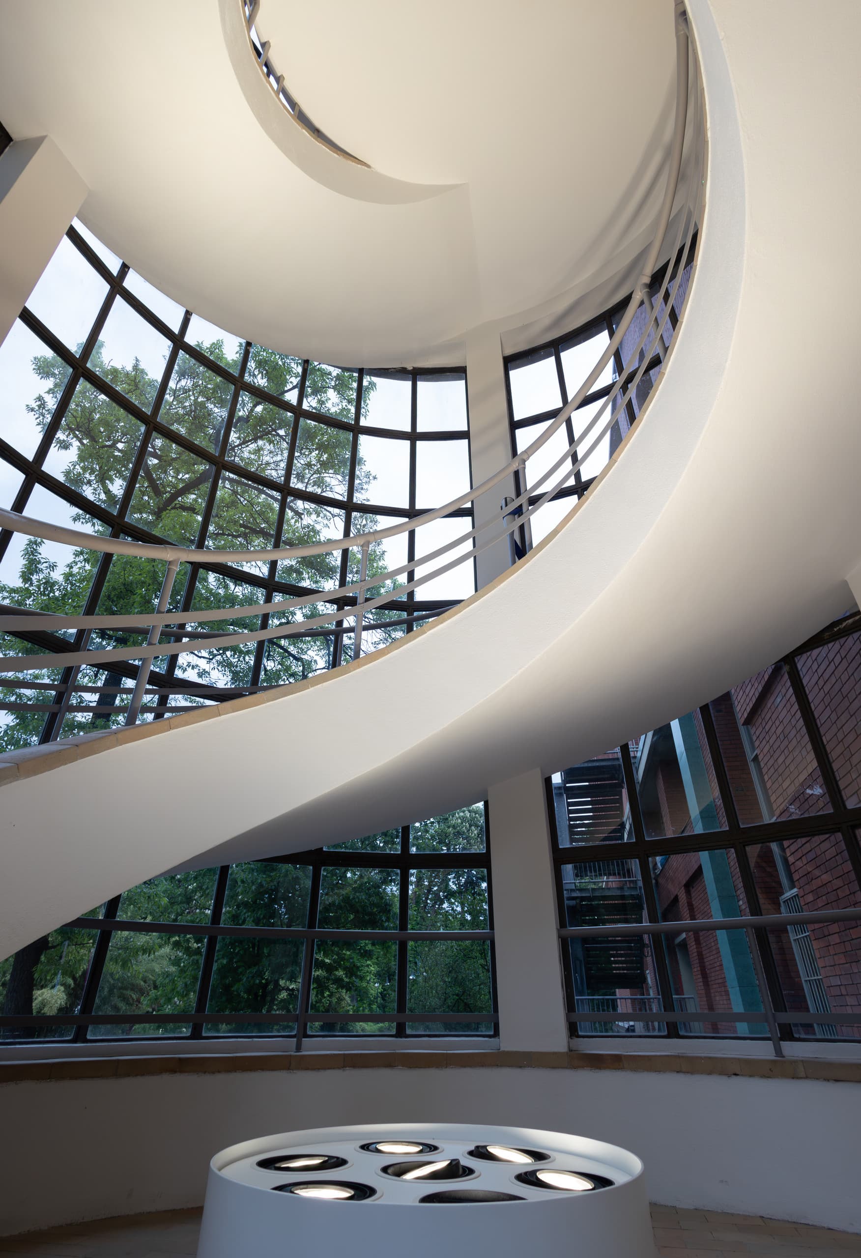 Wendeltreppe mit ERCO Beleuchtung im Triennale Museum, Mailand.