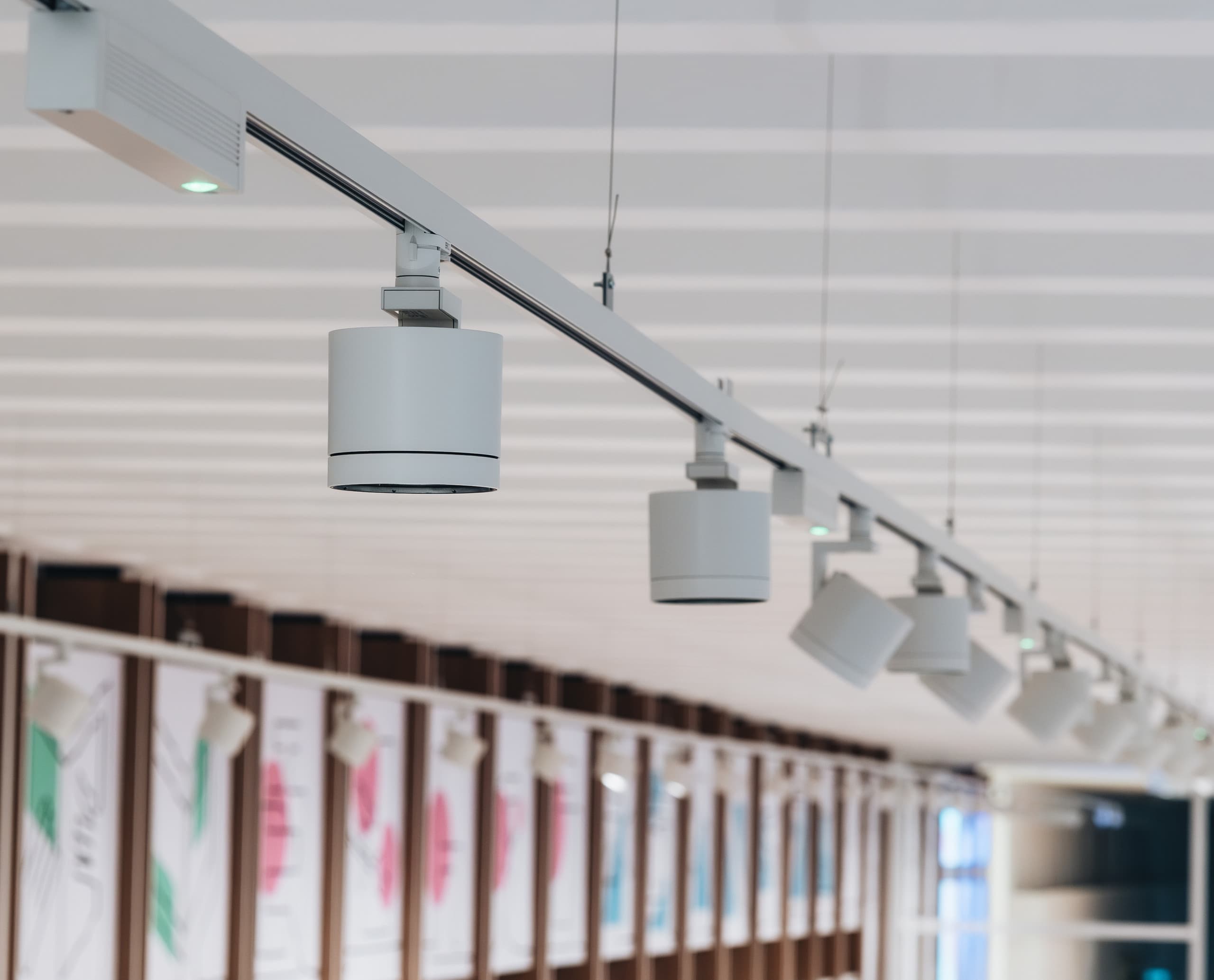 ERCO Parscan Strahler an Hi-trac Schiene im Triennale Museum, Mailand für flexible Beleuchtung.