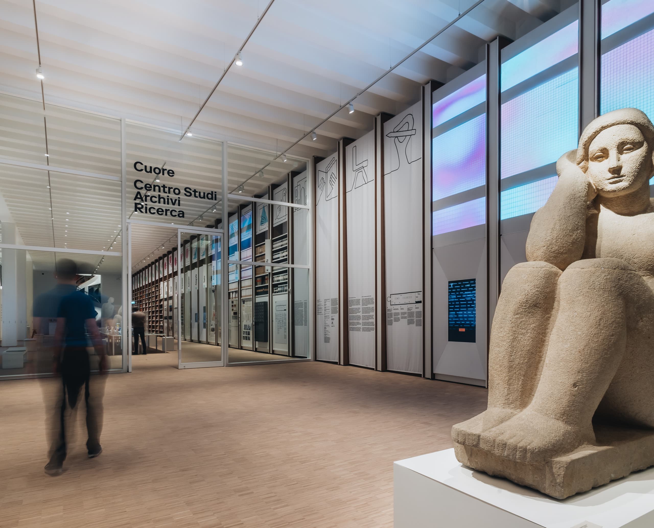 Skulptur im Triennale Museum, Mailand, beleuchtet mit ERCO LED-Licht für flexible Ausstellungen.