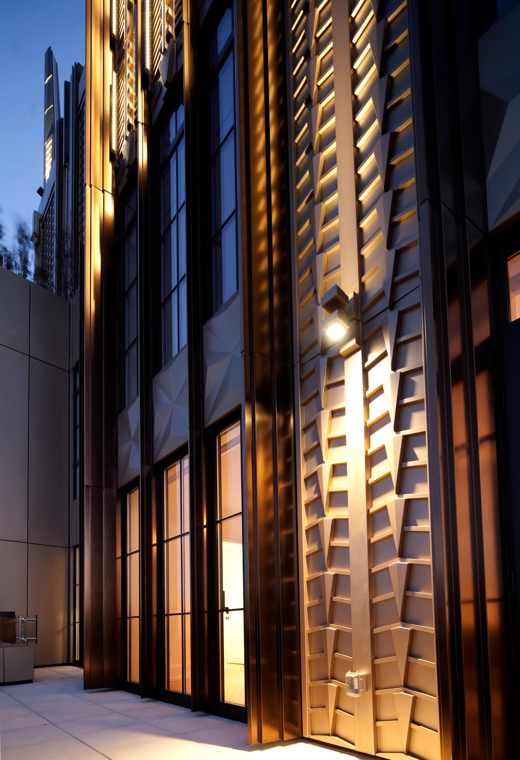Detailaufnahme der Fassade des Walker Tower, beleuchtet mit ERCO Grasshopper Projektoren.