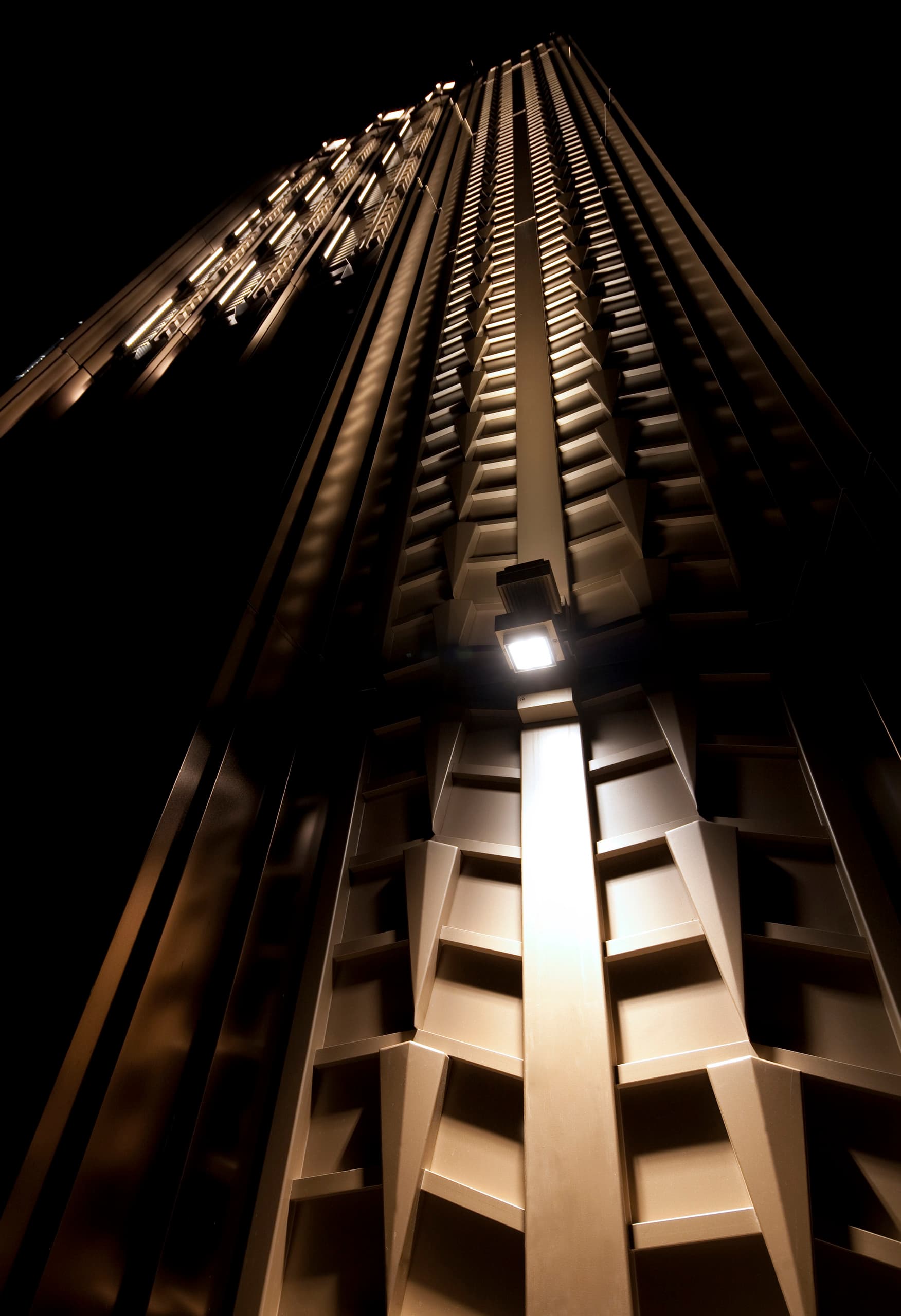 Detailaufnahme des beleuchteten Walker Tower in New York mit ERCO Lichtprojektoren.