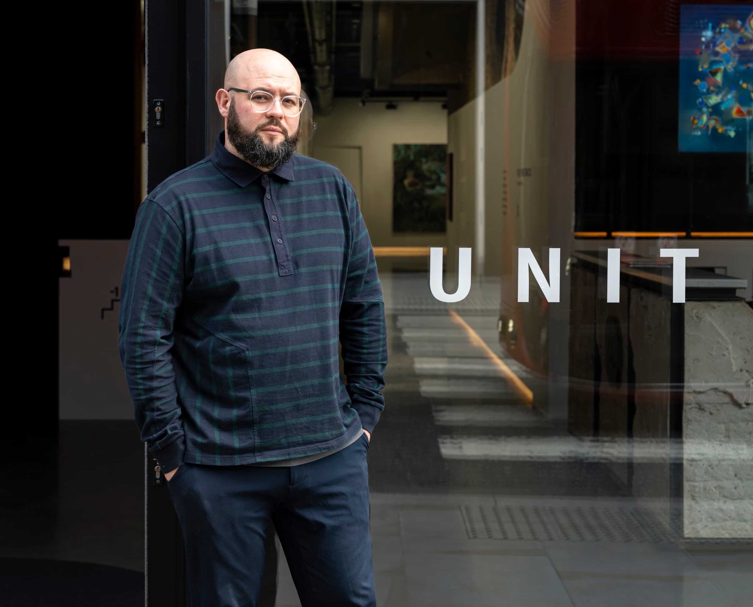 Sebastian Humphrys, Exhibitions Manager bei Unit London, vor dem Eingang der Galerie.