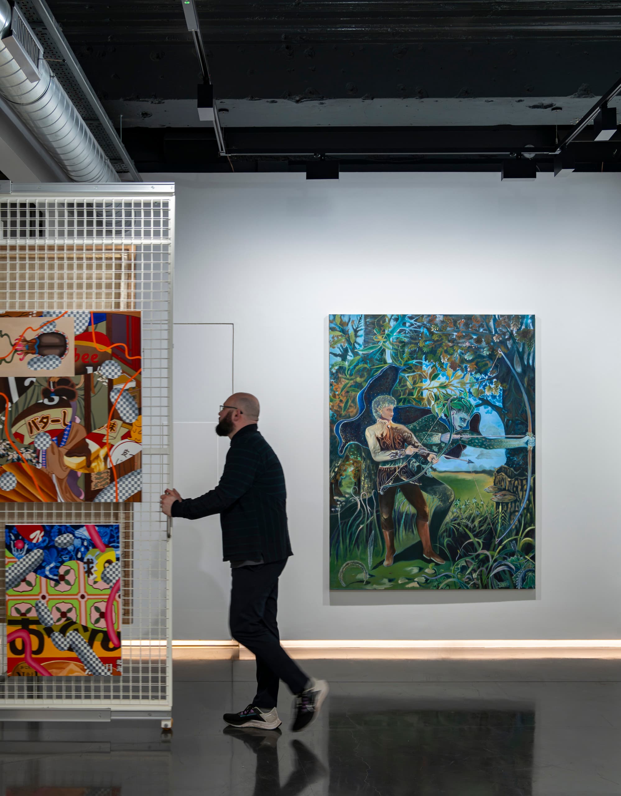ERCO LED-Beleuchtung in der Unit Gallery, London, mit Kunstwerken unter akzentuiertem Licht.