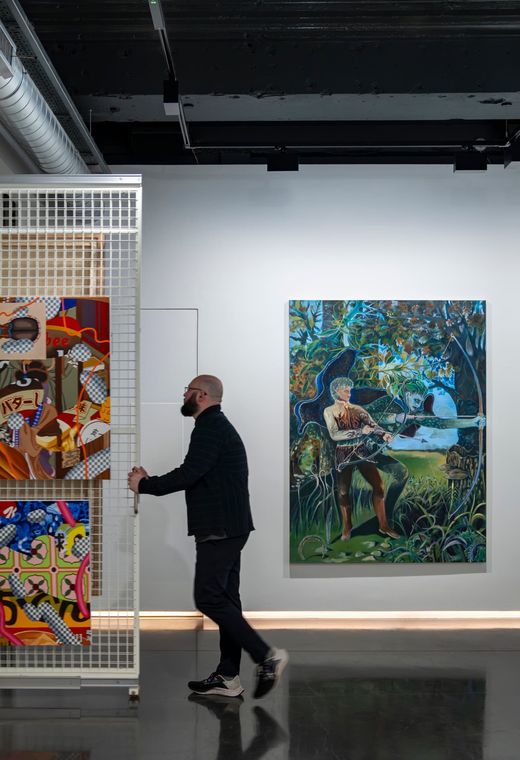 ERCO LED-Beleuchtung in der Unit Gallery, London, mit Kunstwerken unter akzentuiertem Licht.