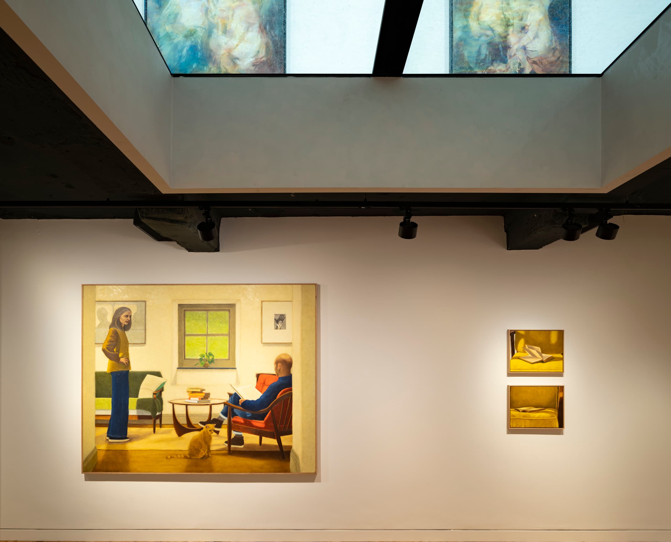 ERCO LED-Beleuchtung in der Unit Gallery, London, mit Kunstwerken unterstreicht die Ausstellungsatmosphäre.