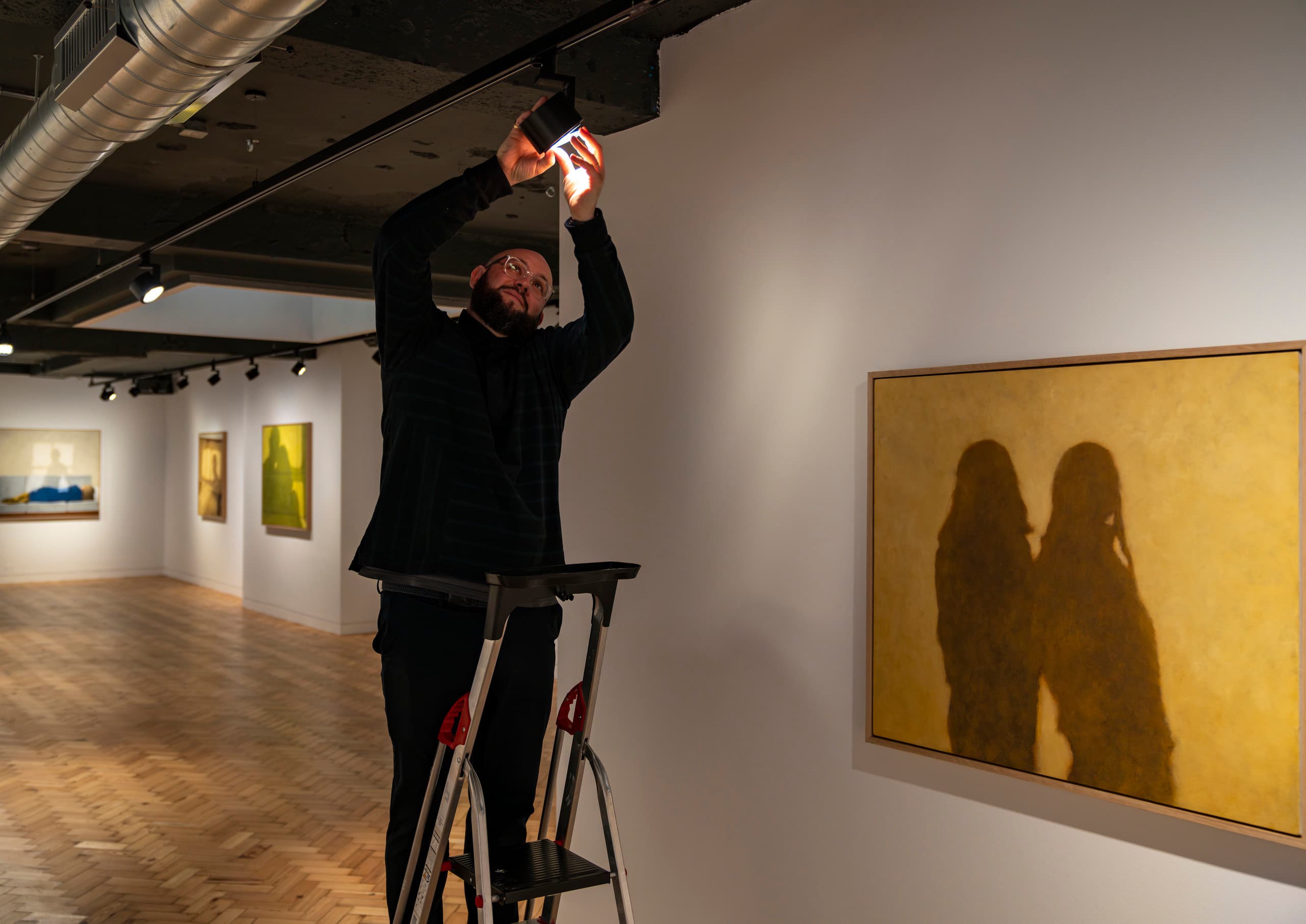 ERCO LED-Strahler wird in der Unit Gallery auf Kunstwerke ausgerichtet.