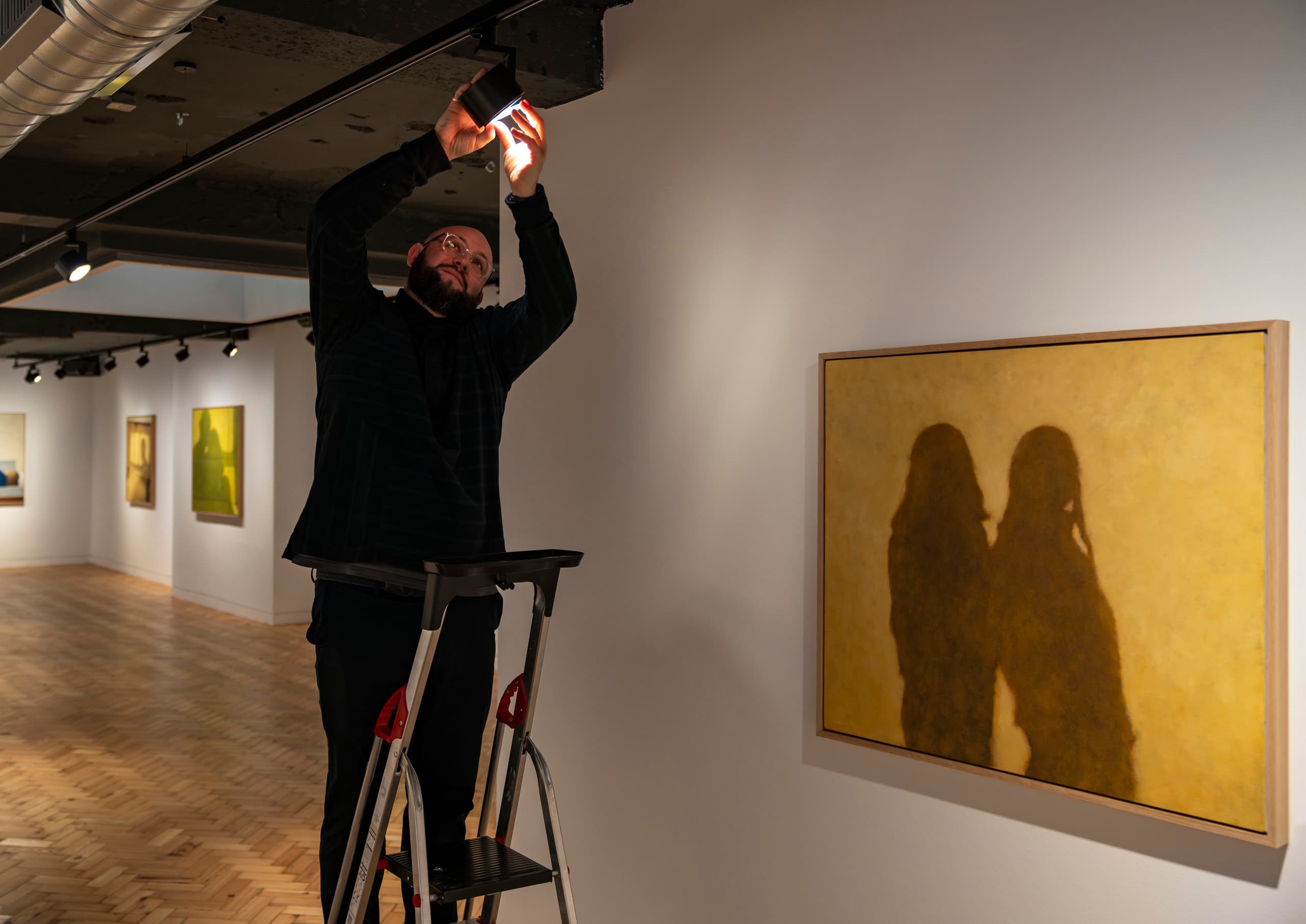 ERCO LED-Strahler wird in der Unit Gallery auf Kunstwerke ausgerichtet.