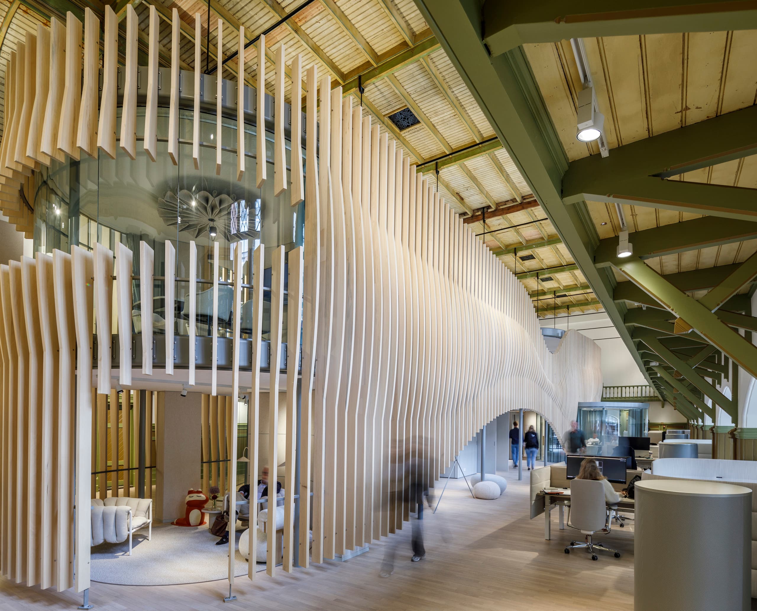 ERCO Beleuchtung in De Krakeling, Amsterdam: Flexible Bürobeleuchtung in historischem Gebäude mit hohem Sehkomfort.