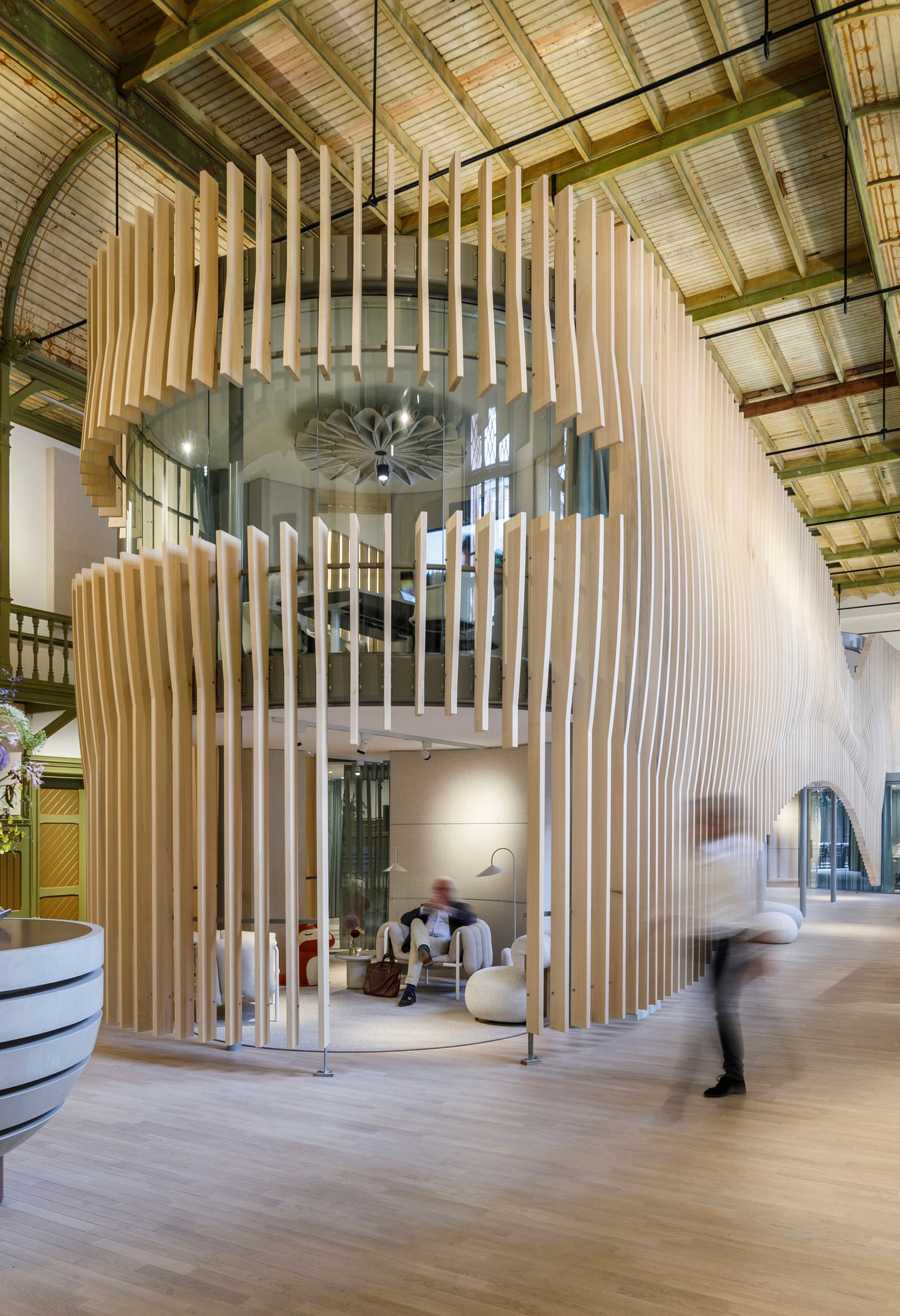 ERCO Beleuchtung in De Krakeling, Amsterdam: Flexible Bürobeleuchtung in historischem Gebäude für hohen Sehkomfort.