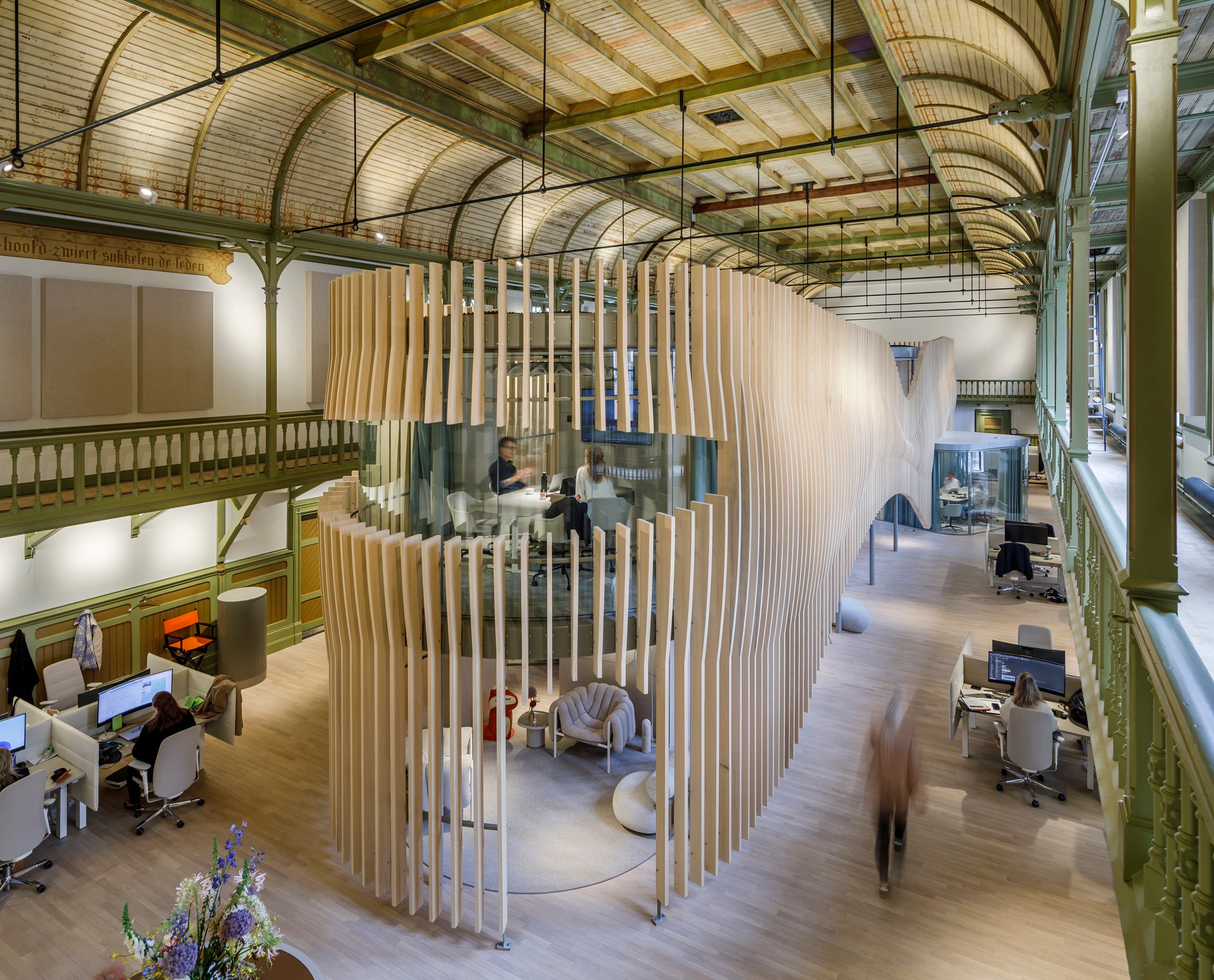 ERCO Beleuchtung im De Krakeling Büro, Amsterdam. Flexible Bürobeleuchtung in einem historischen Gebäude mit hohem Sehkomfort.
