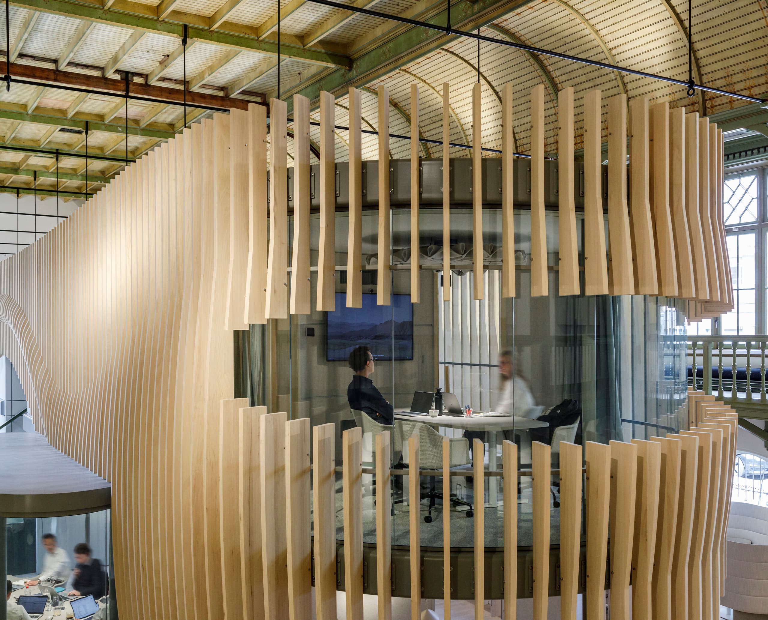 Modernes Büro in De Krakeling, Amsterdam, mit ERCO Beleuchtung für hohen Sehkomfort.